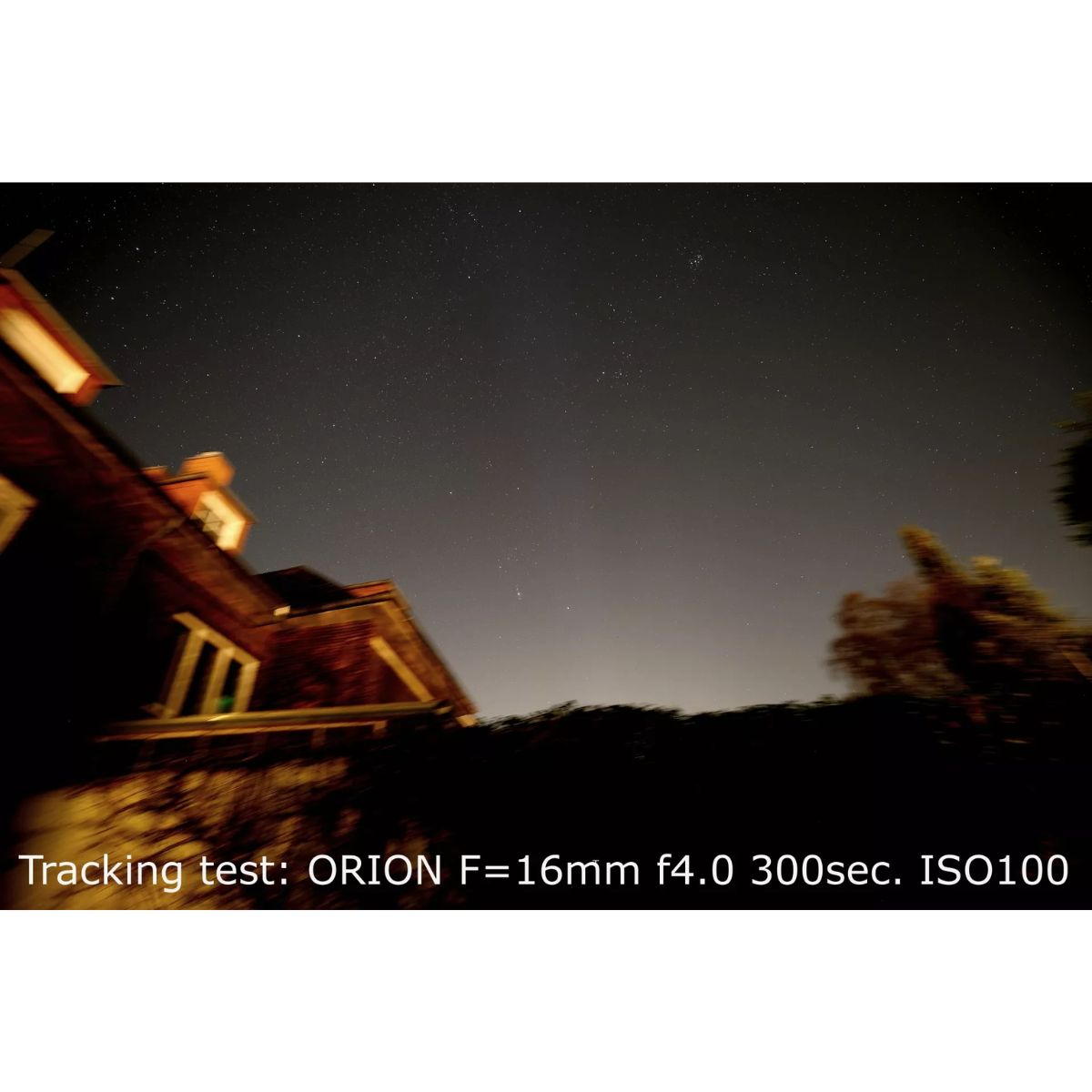 Foto del cielo nocturno con estrellas visibles. Silueta de una casa en primer plano. Texto abajo: Prueba de seguimiento.