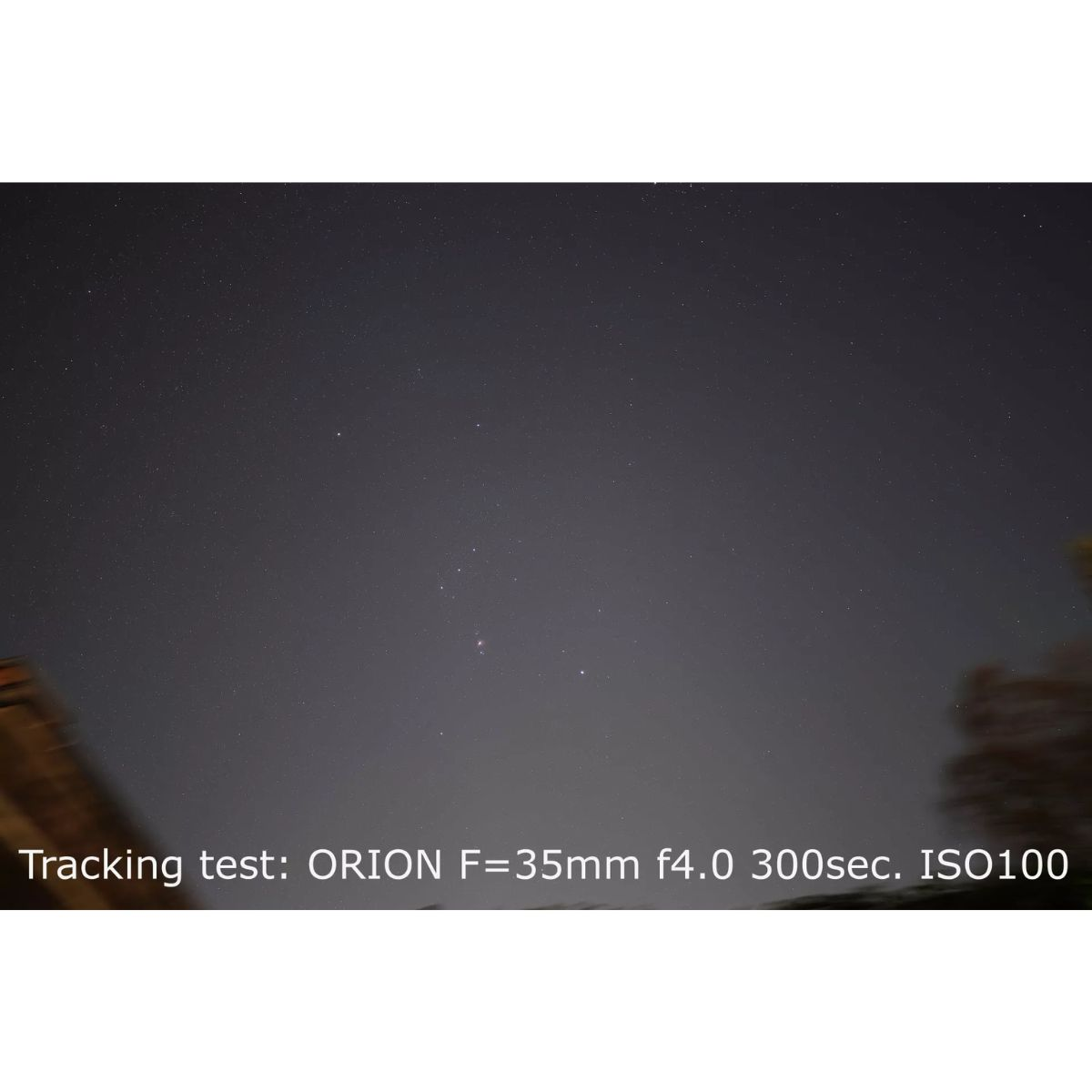 Cielo nocturno con muchas estrellas. Texto abajo: Prueba de seguimiento: ORION F=35mm f4.0 300seg. ISO100.