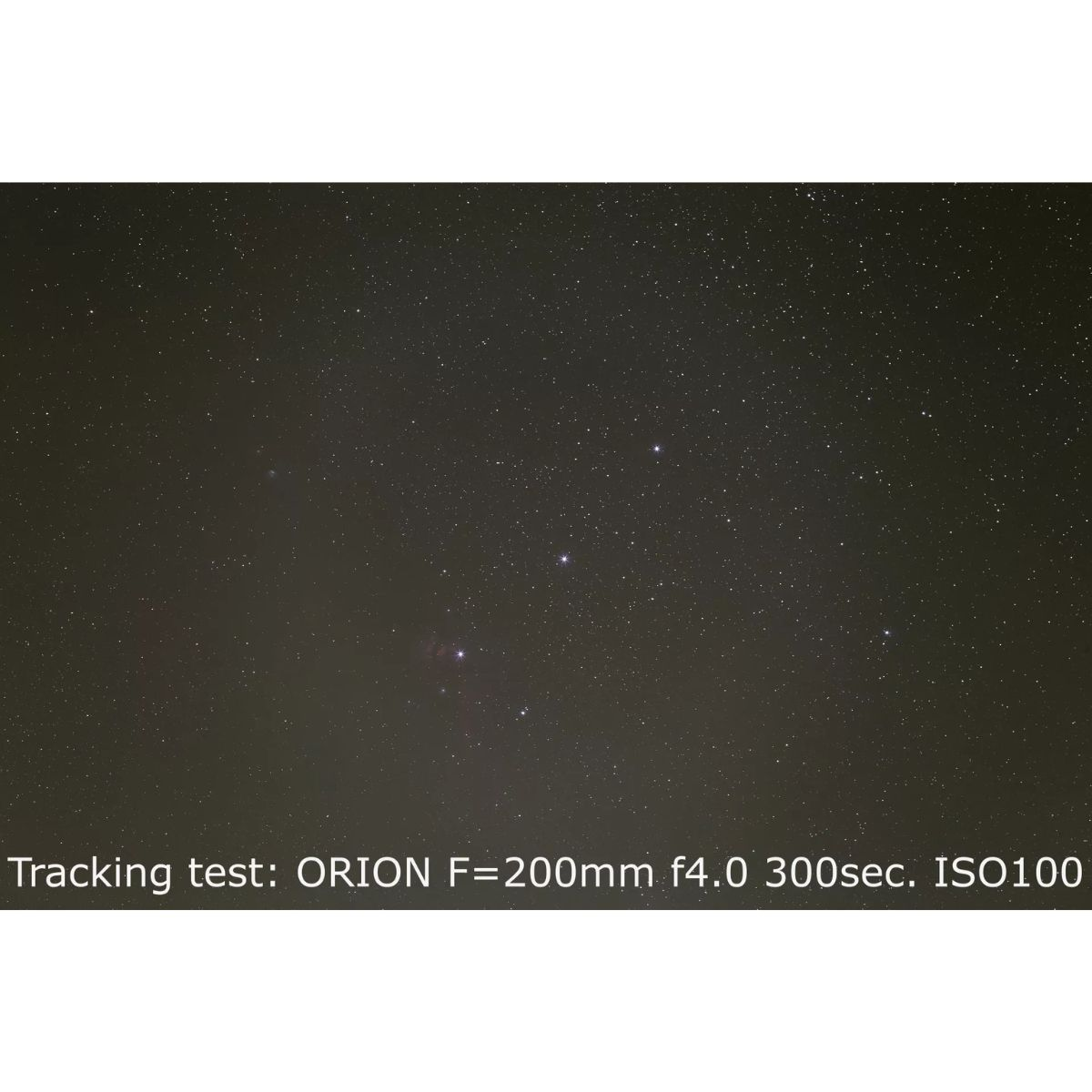 Un cielo nocturno lleno de estrellas. El texto 'Tracking test: ORION' y la configuración de la cámara están en la parte inferior.