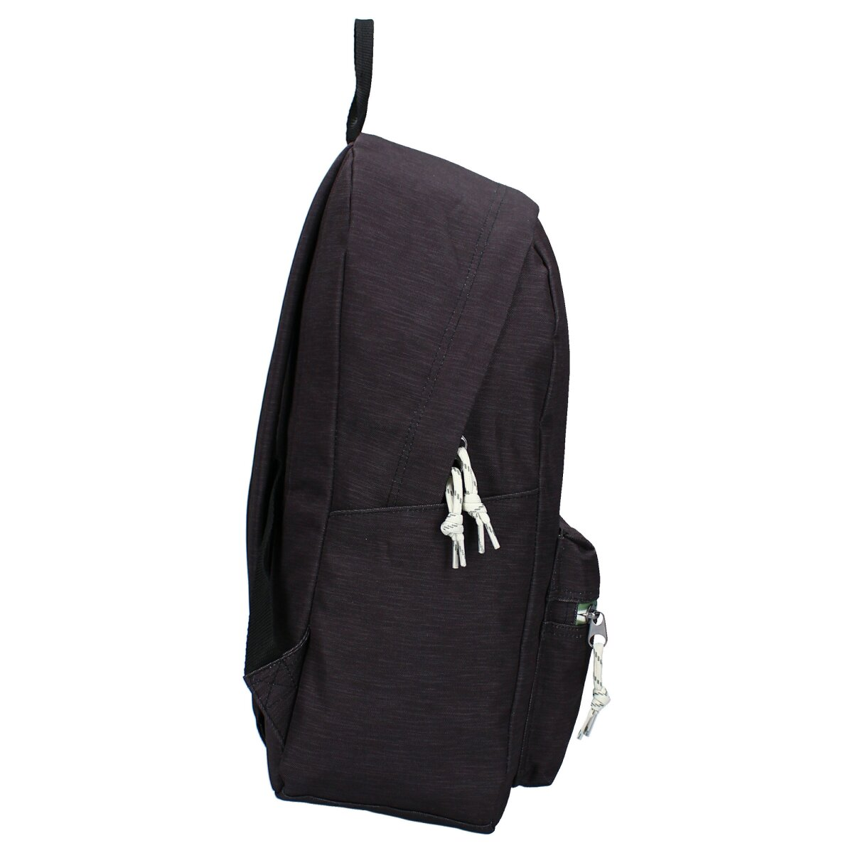 Ein schwarzer Rucksack, Seitenansicht, mit einer kleinen Tasche und einer Aufhängeschlaufe.