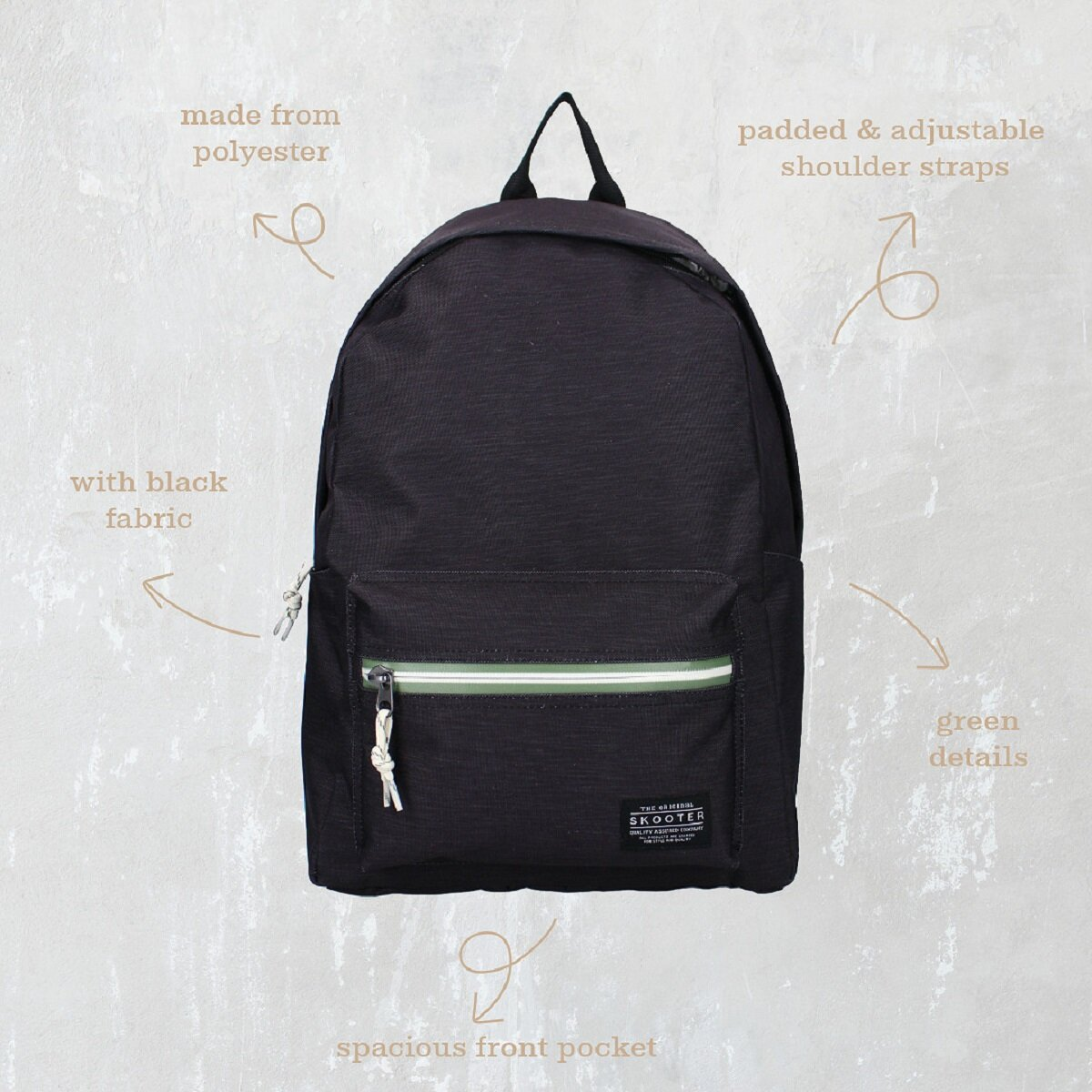 Ein schwarzer Rucksack mit grünen Details auf beigem Hintergrund.