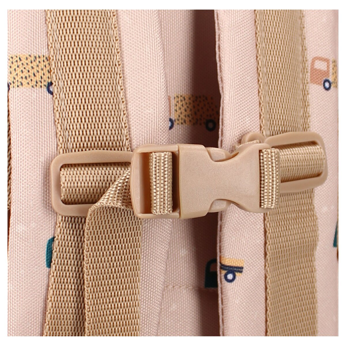 Nahaufnahme eines pinkfarbenen Rucksacks mit beigefarbenen Trägern und Schnalle.