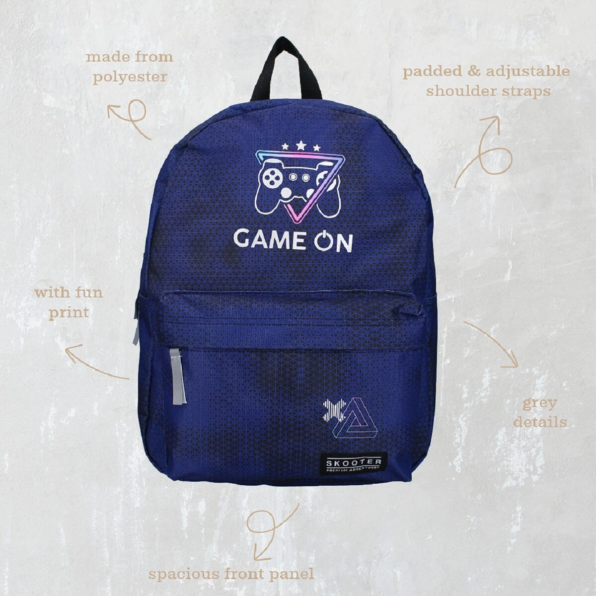 Blauer Rucksack mit Gamecontroller-Design, dem Schriftzug 'GAME ON' und grauen Details. Hat eine Frontplatte.