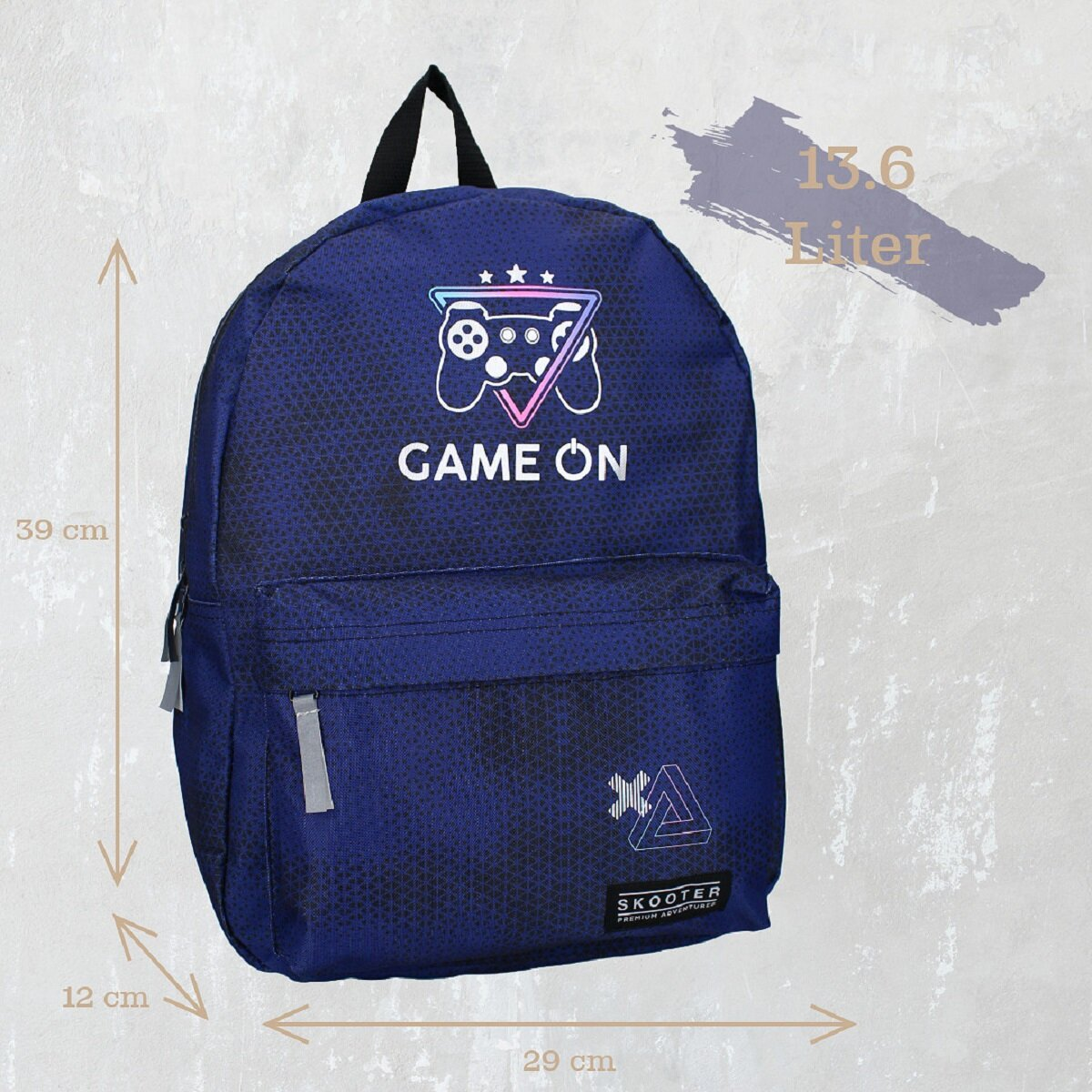 Blauer Rucksack mit einem Videospiel-Controller-Design und den Worten 'GAME ON'. Abmessungen und Logo sind auch angezeigt.