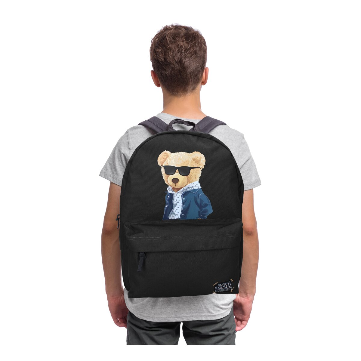 Der Rücken einer Person mit einem schwarzen Rucksack. Ein Teddybär-Design befindet sich auf dem Rucksack.