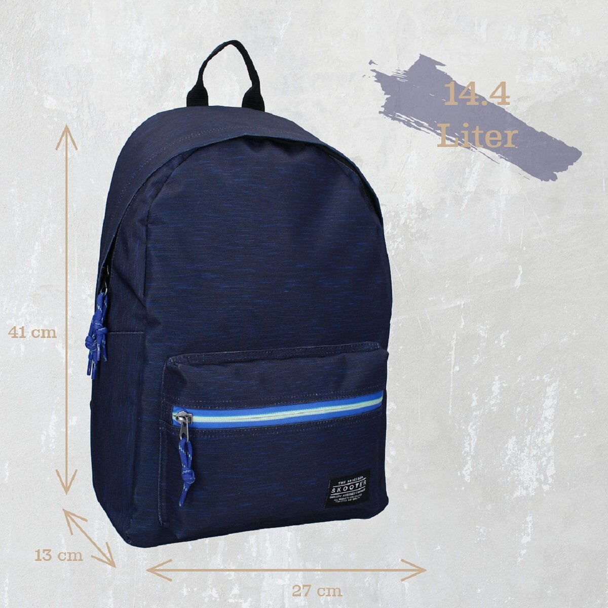 Dunkelblauer Rucksack mit Abmessungen und einem hellfarbigen Hintergrund.