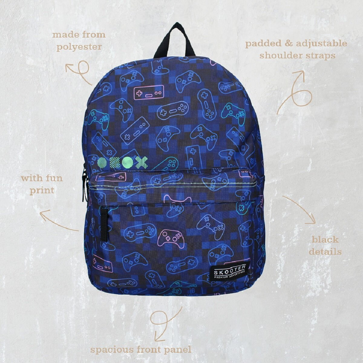 Blauer Rucksack mit einem Muster aus Spielecontrollern. Text mit der Aufschrift 'aus Polyester hergestellt', 'geräumiges Frontpanel'.