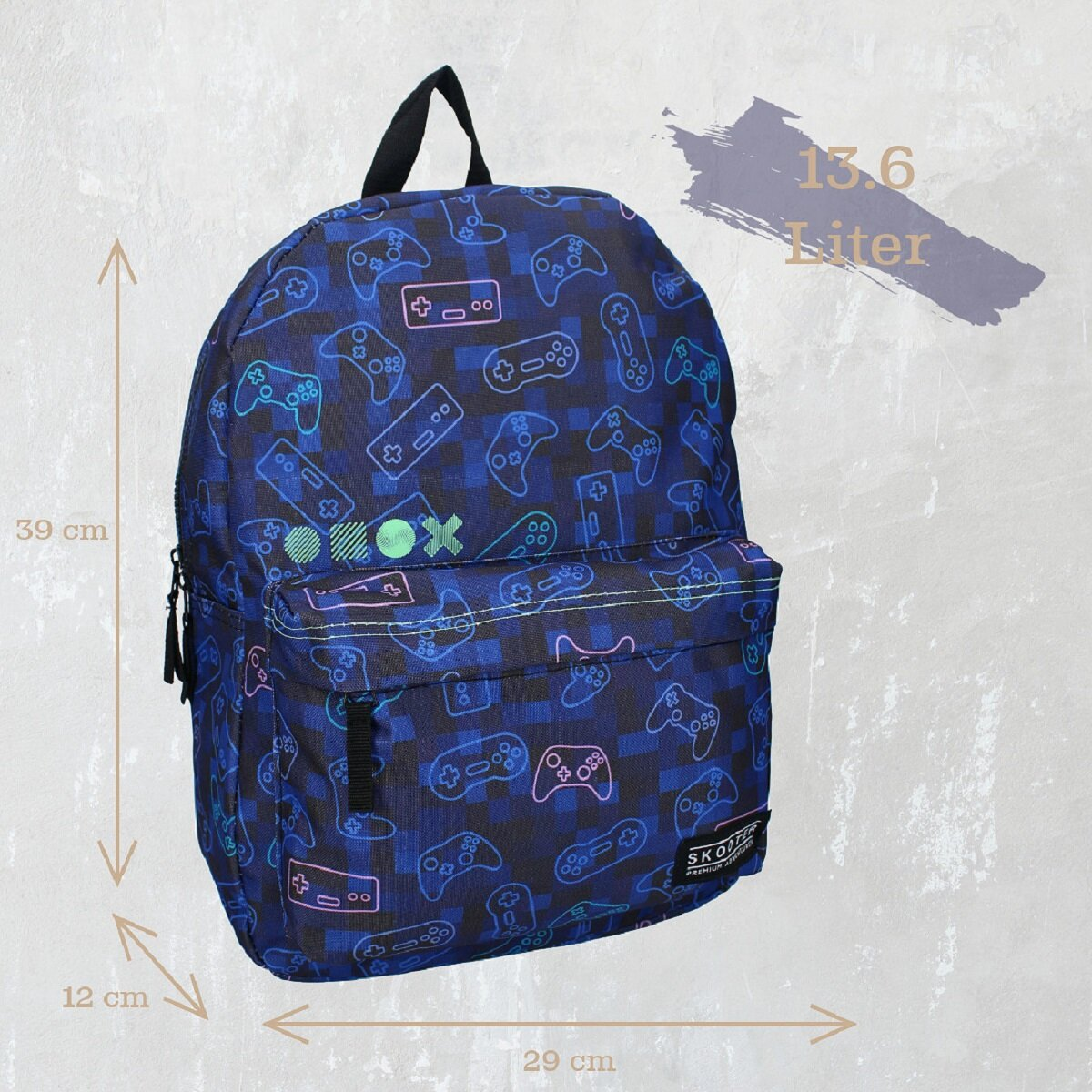 Blauer Rucksack mit Gamecontroller-Muster auf hellfarbigem Hintergrund, mit Abmessungen.