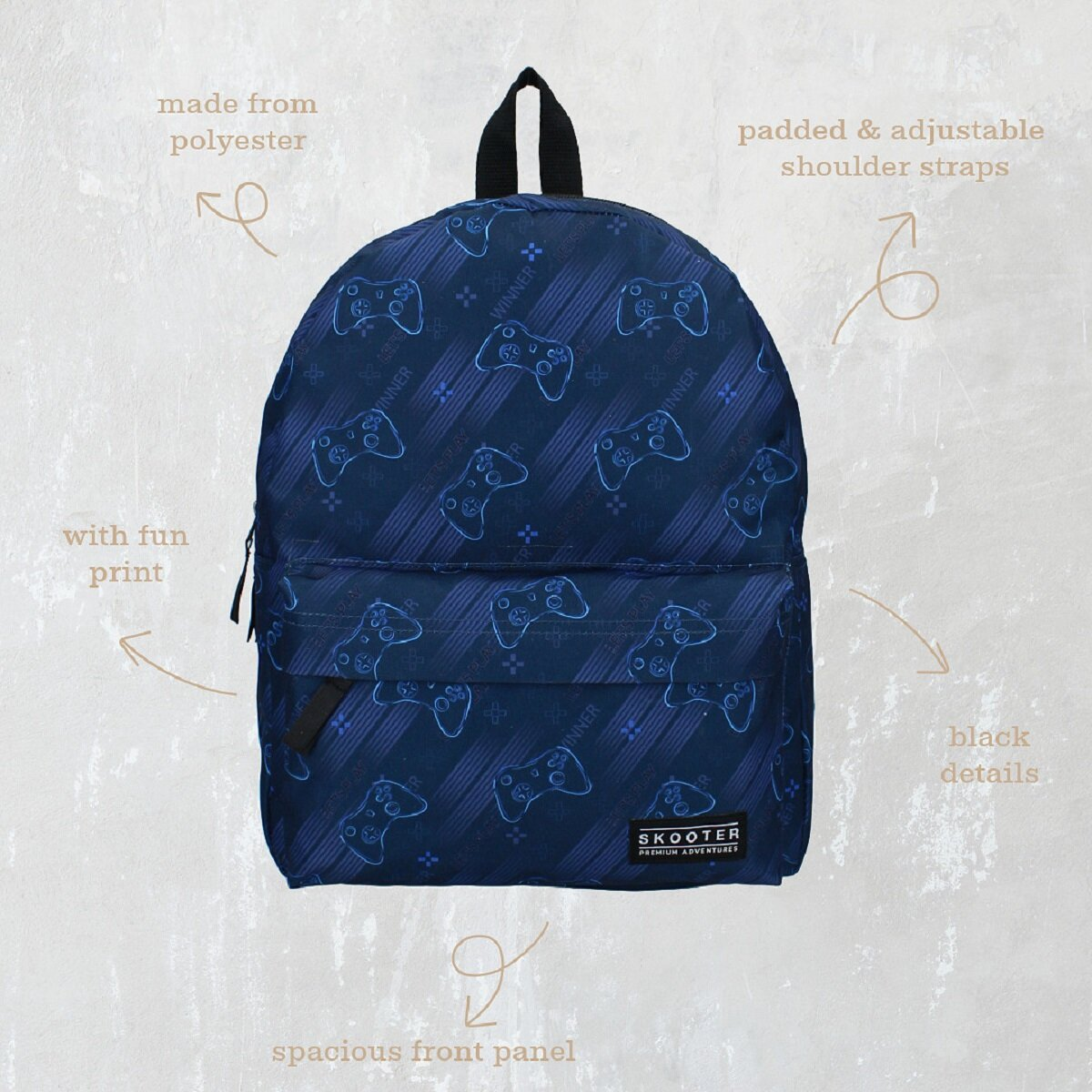 Ein marineblauer Rucksack mit Gamecontroller-Muster und Text, Details mit Pfeilen.
