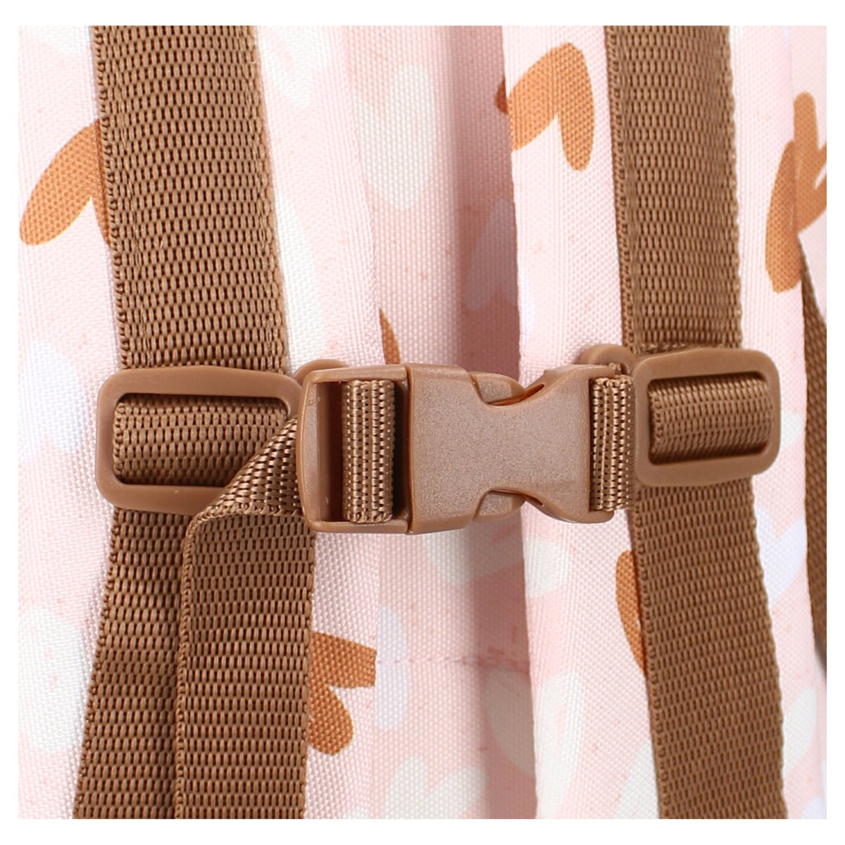 Nahaufnahme eines Rucksackriemens mit brauner Schnalle und Blumenmuster.