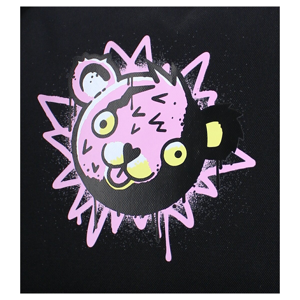 Nahaufnahme eines schwarzen Rucksacks mit pink-schwarzem Bär-Design.