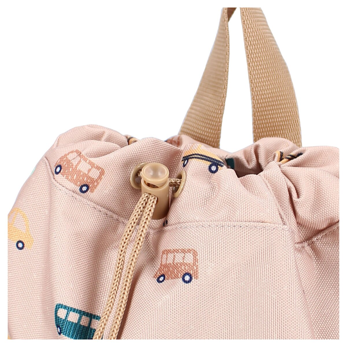 Nahaufnahme eines Kordelzugsacks mit kleinen Auto- und Busmustern. Beige Hintergrund und Kordelzug.