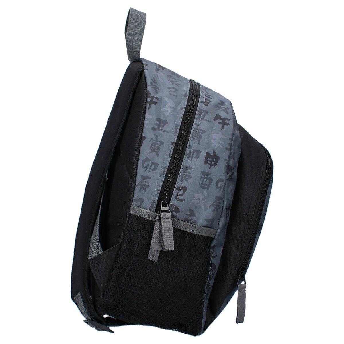 Schwarzer Rucksack mit grauer, gemusterter Vordertasche. Seitenansicht. Mit Reißverschluss, Griff und seitlicher Netztasche.