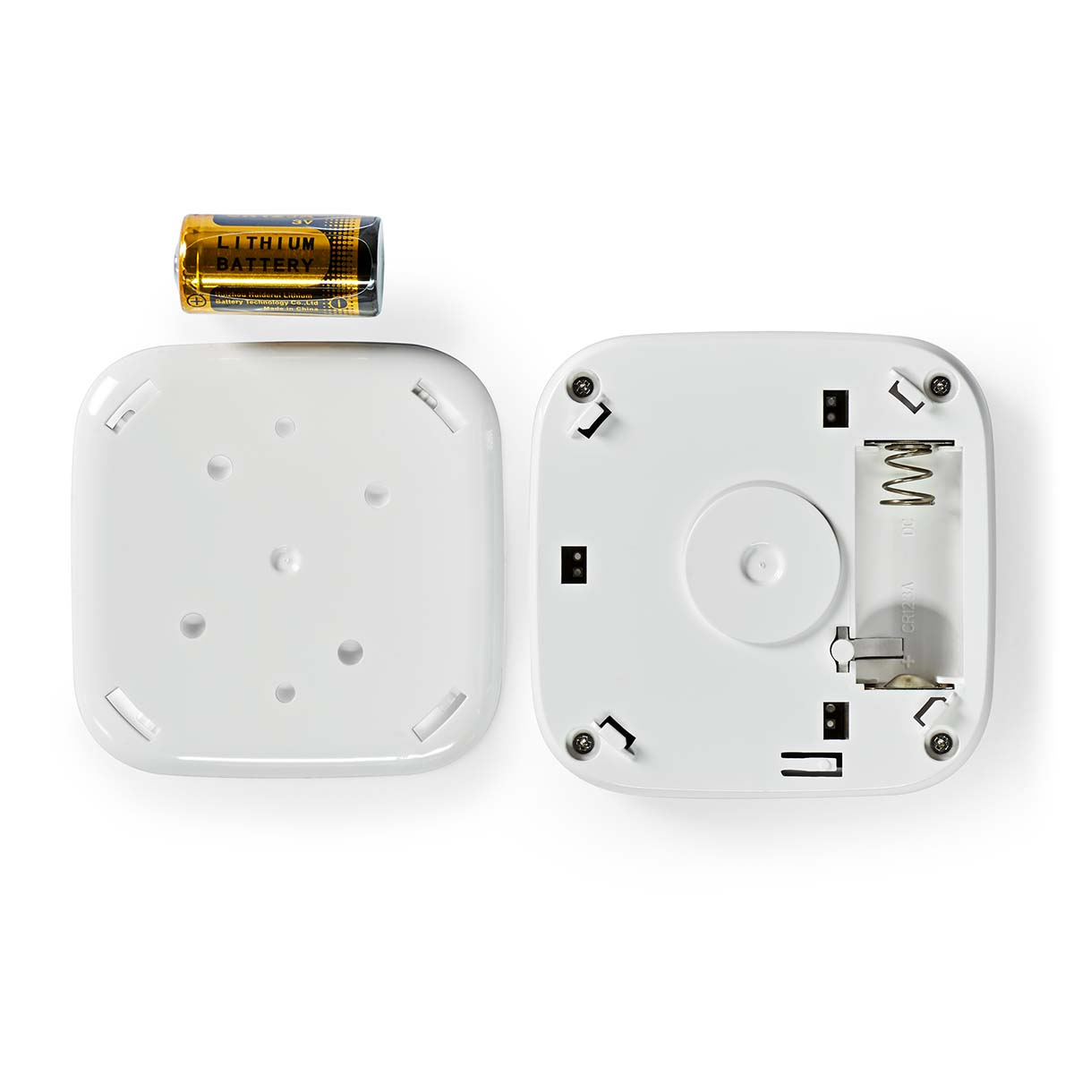 Zwei offene weiße Geräteteile und eine Batterie. Draufsicht auf weißem Hintergrund.