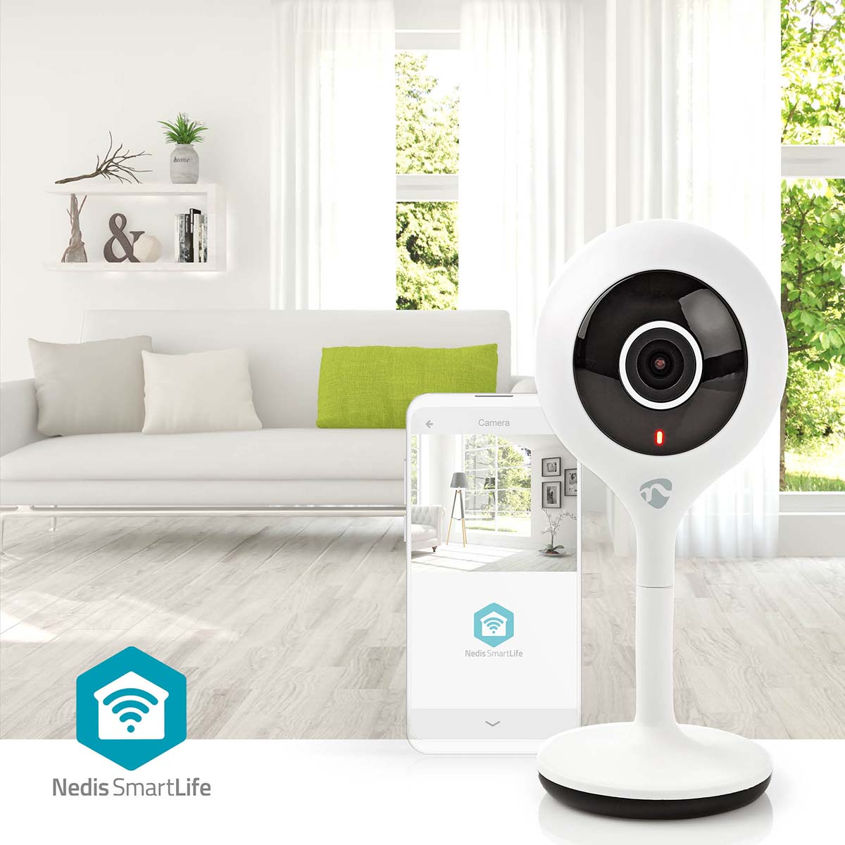 Una fotocamera intelligente bianca con telefono, divano bianco con cuscini e finestra con vista.
