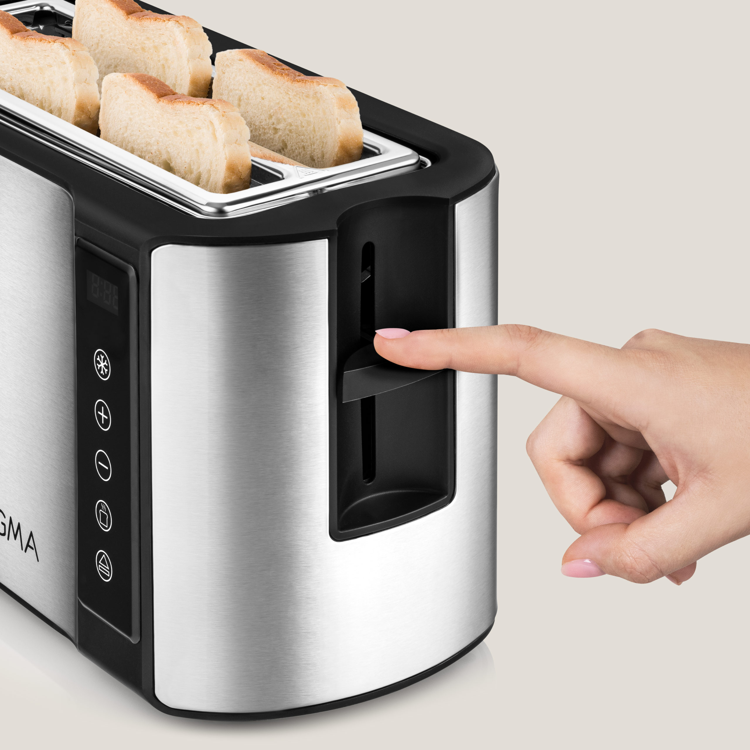 Een hand drukt op de hendel van een roestvrijstalen broodrooster. Toast zit erin.
