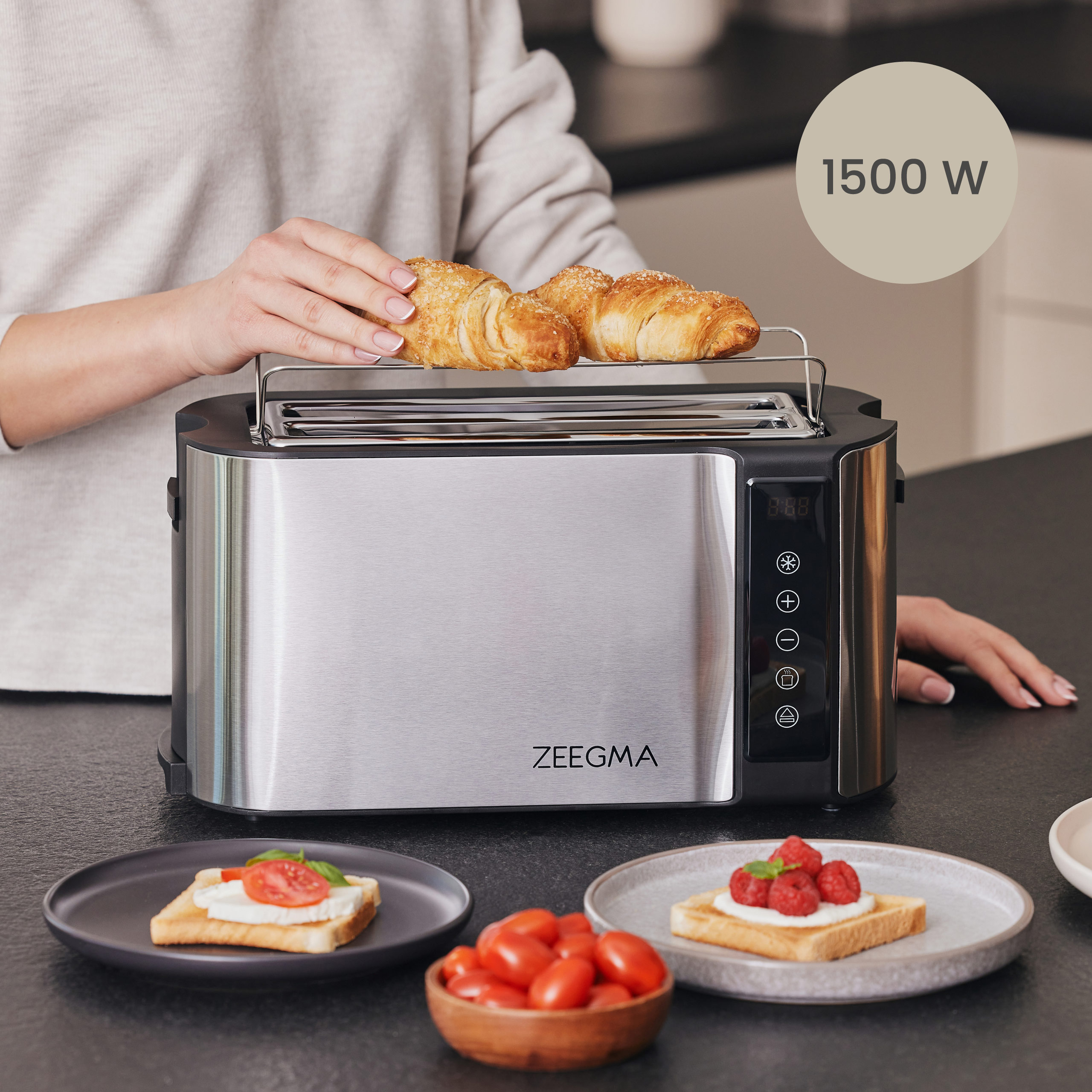 Een broodrooster met croissants erop en toast met toppings op borden.