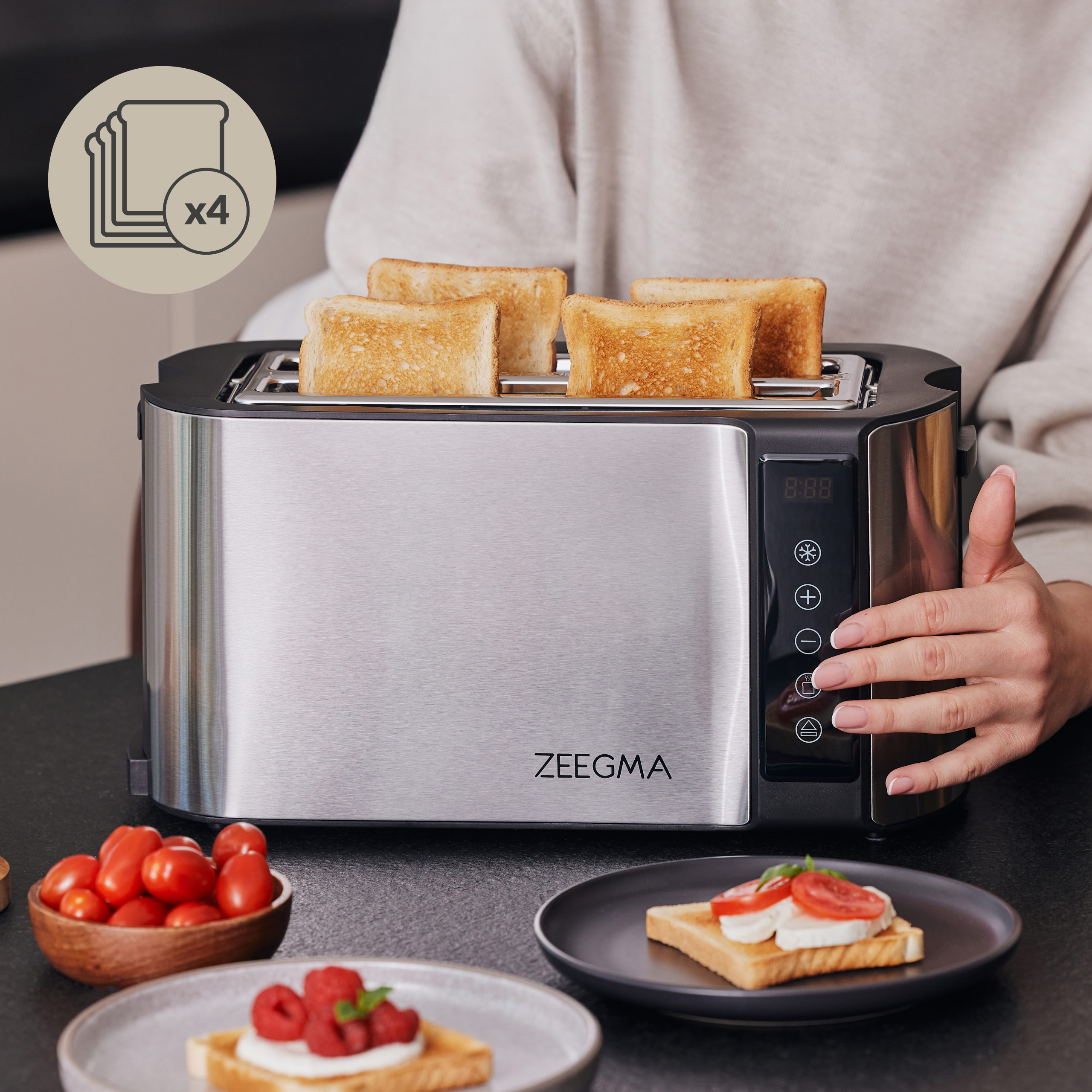 Een zilveren broodrooster met vier sneetjes toast en wat eten op tafel.