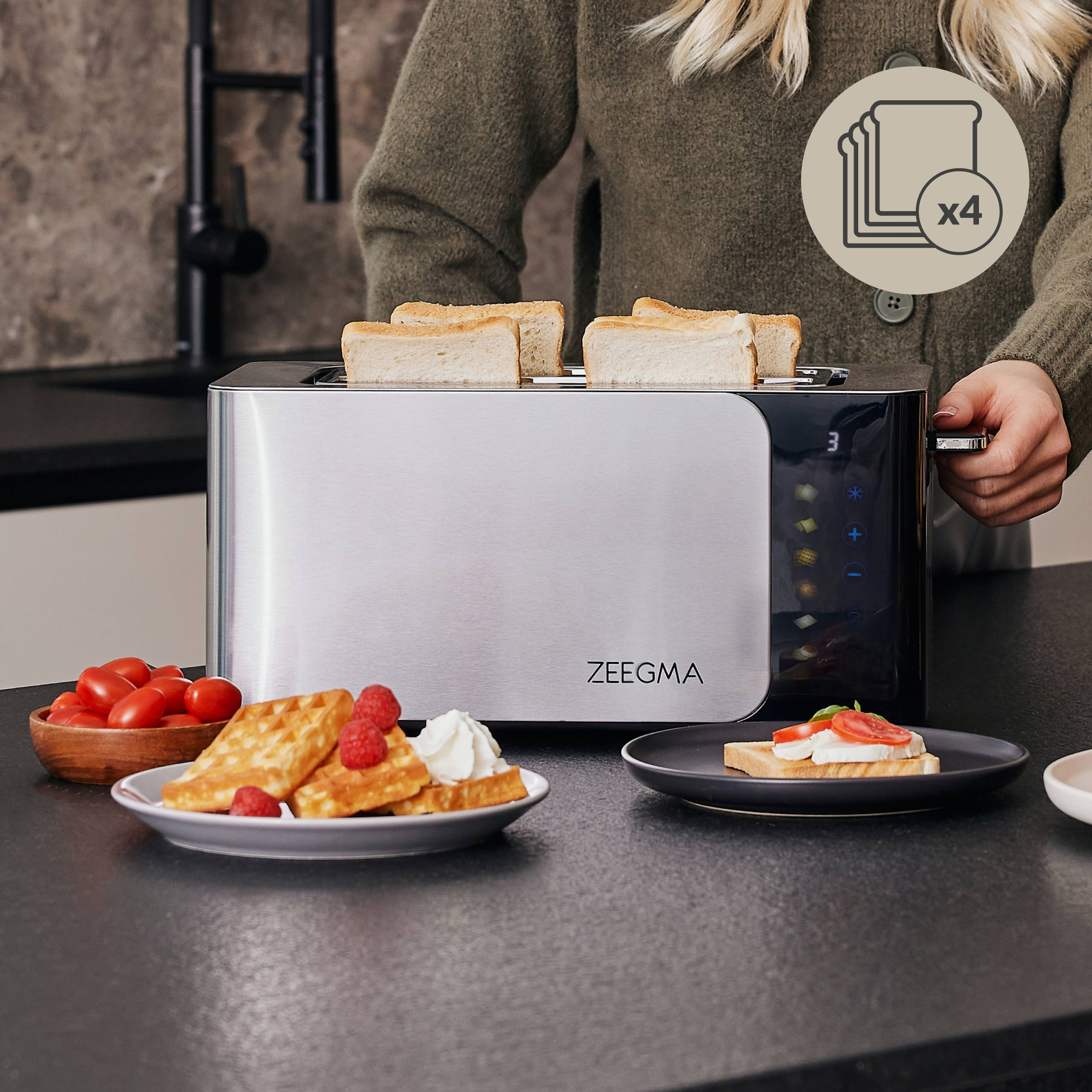 Toster z czterema kromkami chleba, goframi i pomidorami na talerzu.