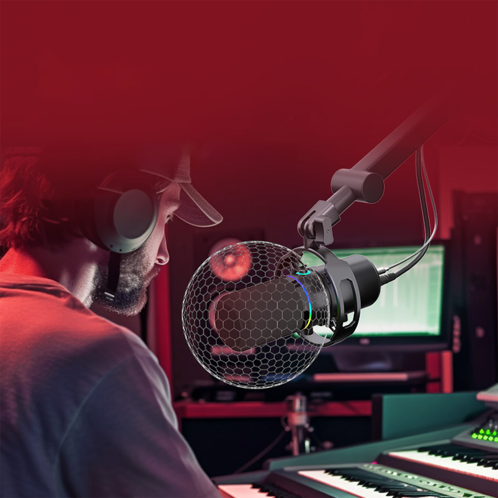 Mann in einem Studio mit Mikrofon. Mikrofon steht auf einem Ständer mit roter Beleuchtung.