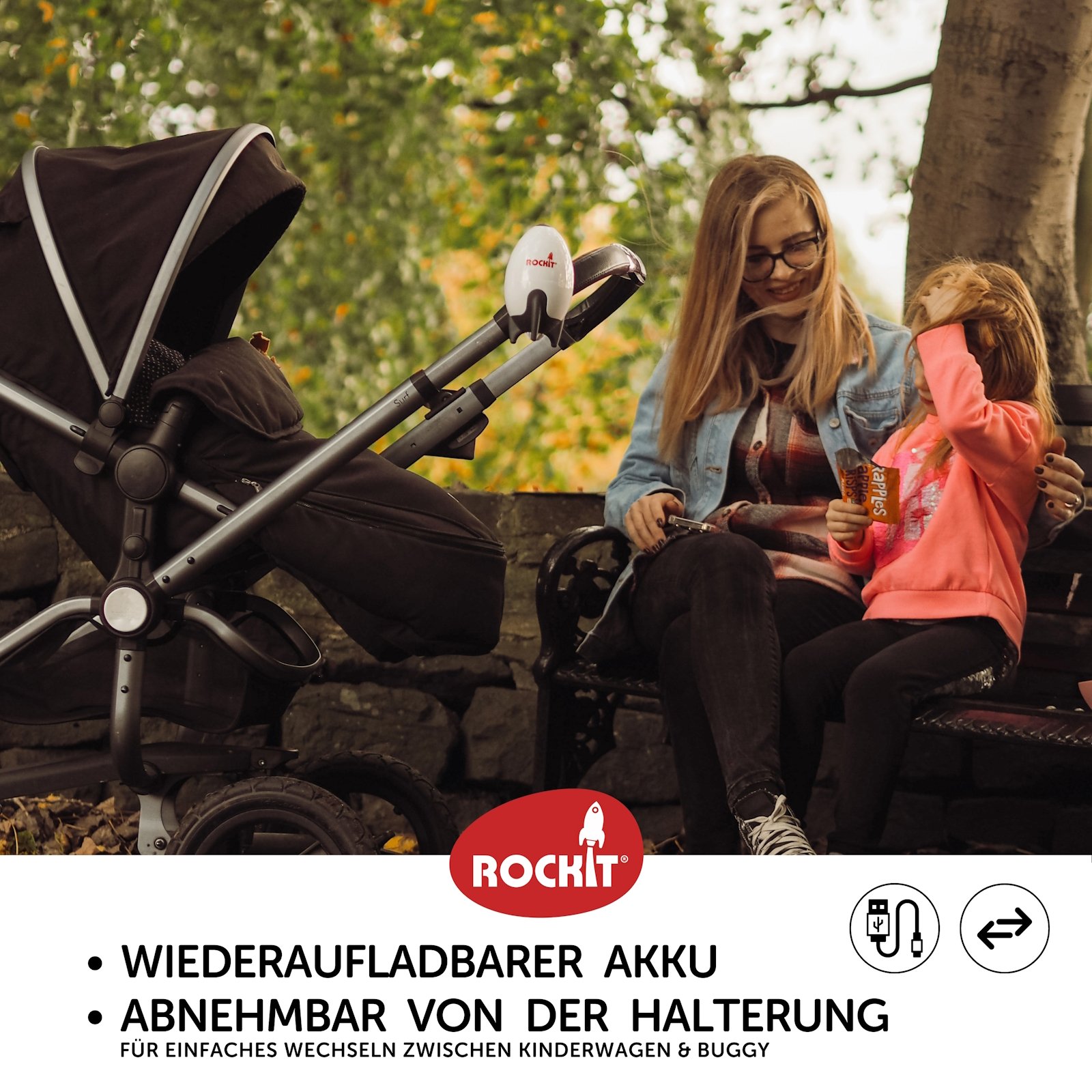 Eine Mutter und Tochter auf einer Bank mit einem Kinderwagen. Text: Akku und abnehmbare Halterung.