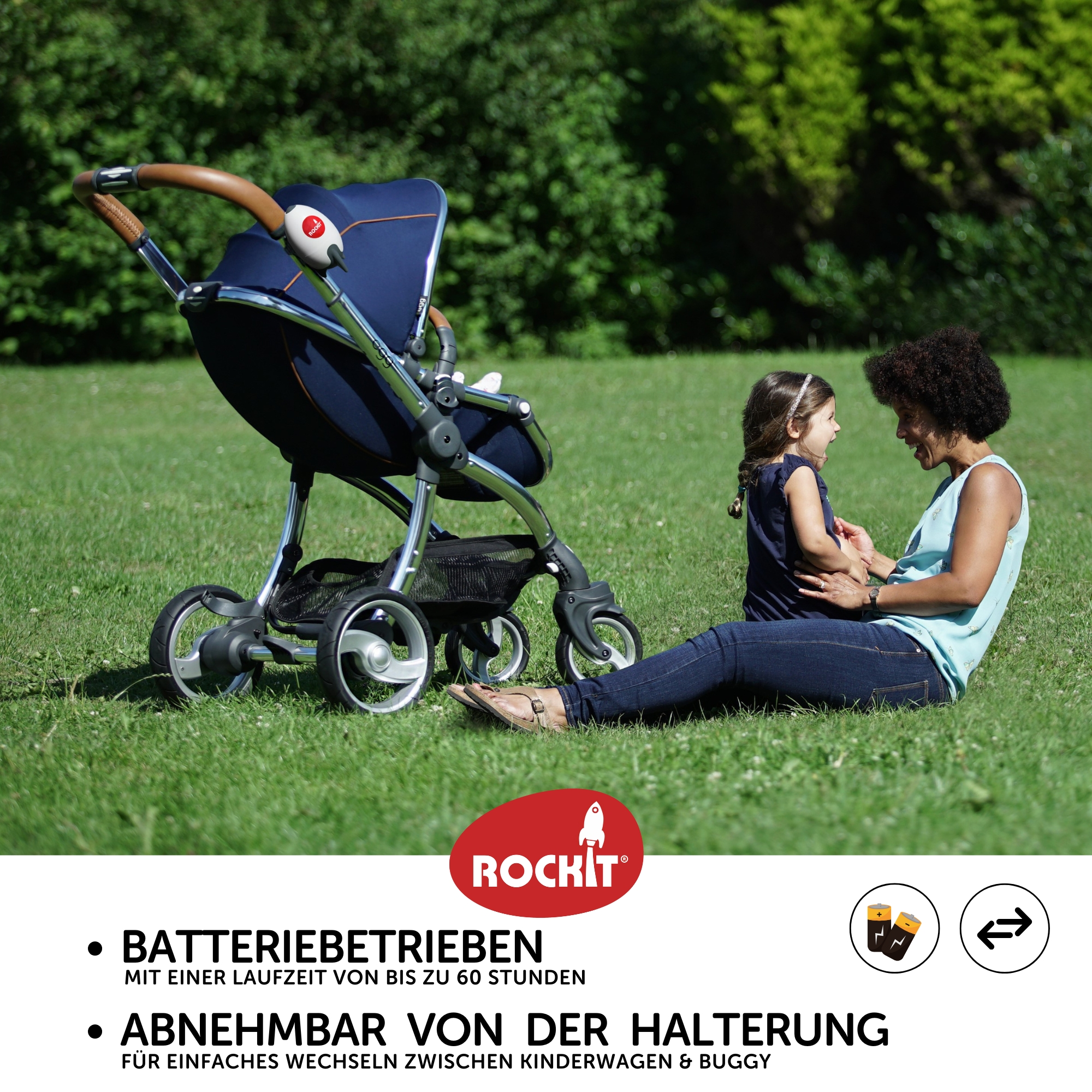 Mutter und Kind an einem marineblauen Kinderwagen. Text beschreibt Batteriebetrieb und einfache Entnahme.