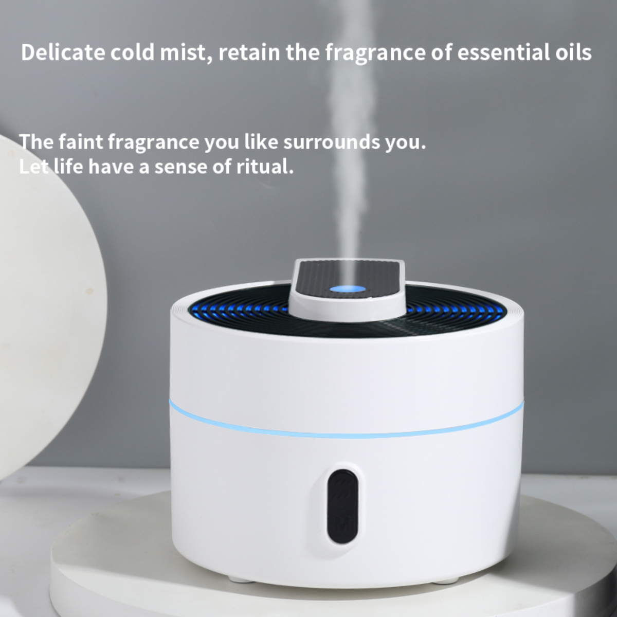 Weißer, zylindrischer Aroma-Diffusor mit schwarzem Deckel. Dampf wird ausgestoßen. Text: 'Zarter kalter Nebel, behalte Duft'.