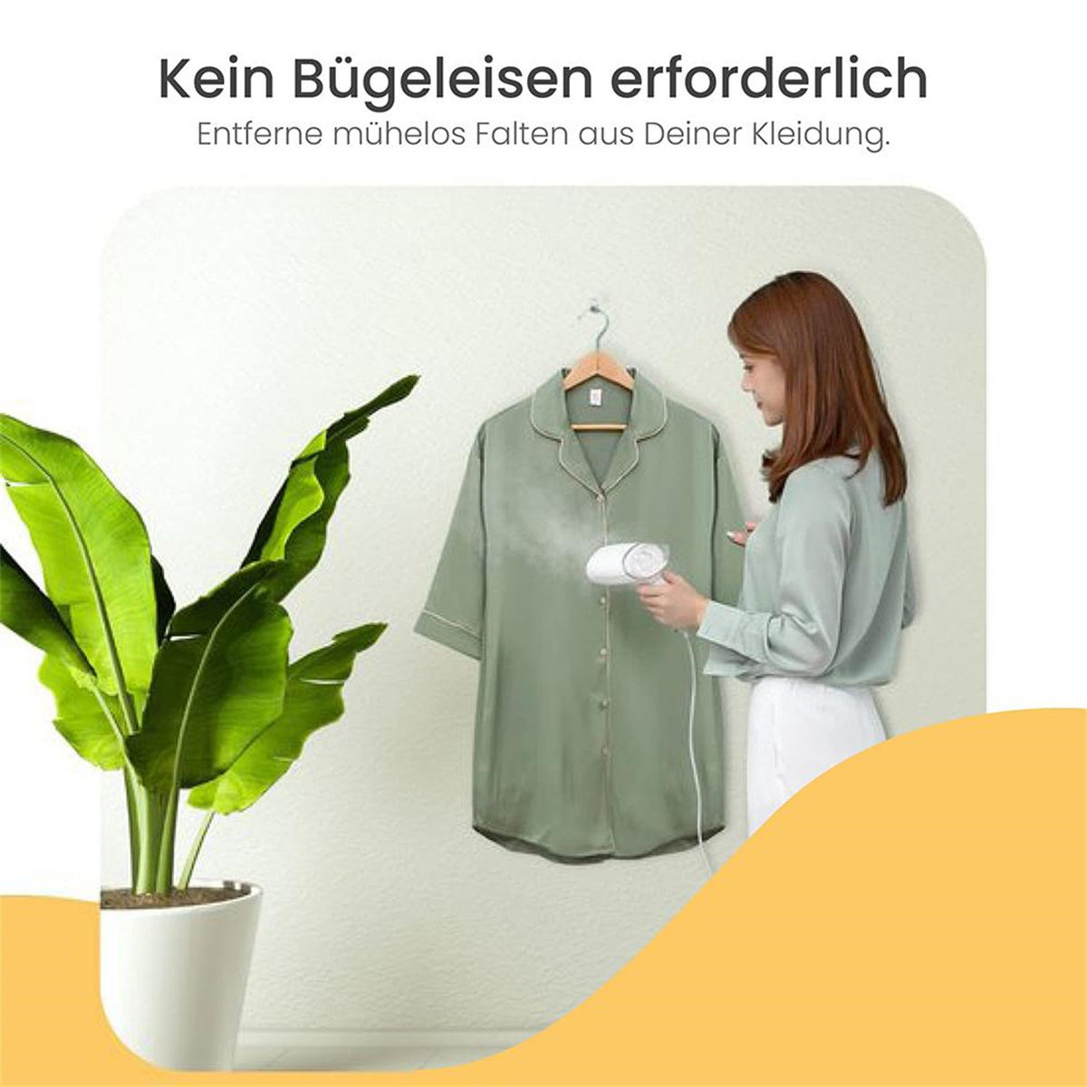 Frau, die ein grünes Hemd an einem Bügel dampft. Links ist eine grüne Pflanze.