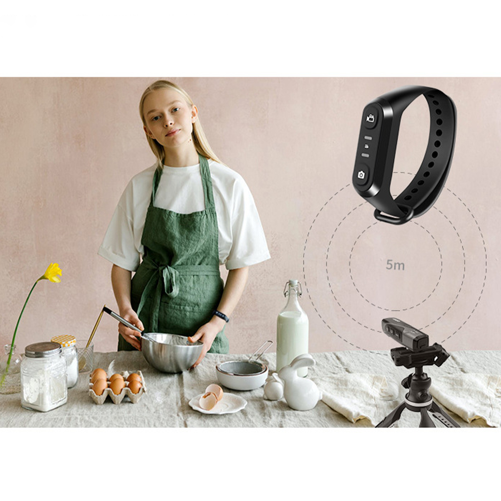Frau kocht, mit Fitness-Tracker und Kamera im Hintergrund.