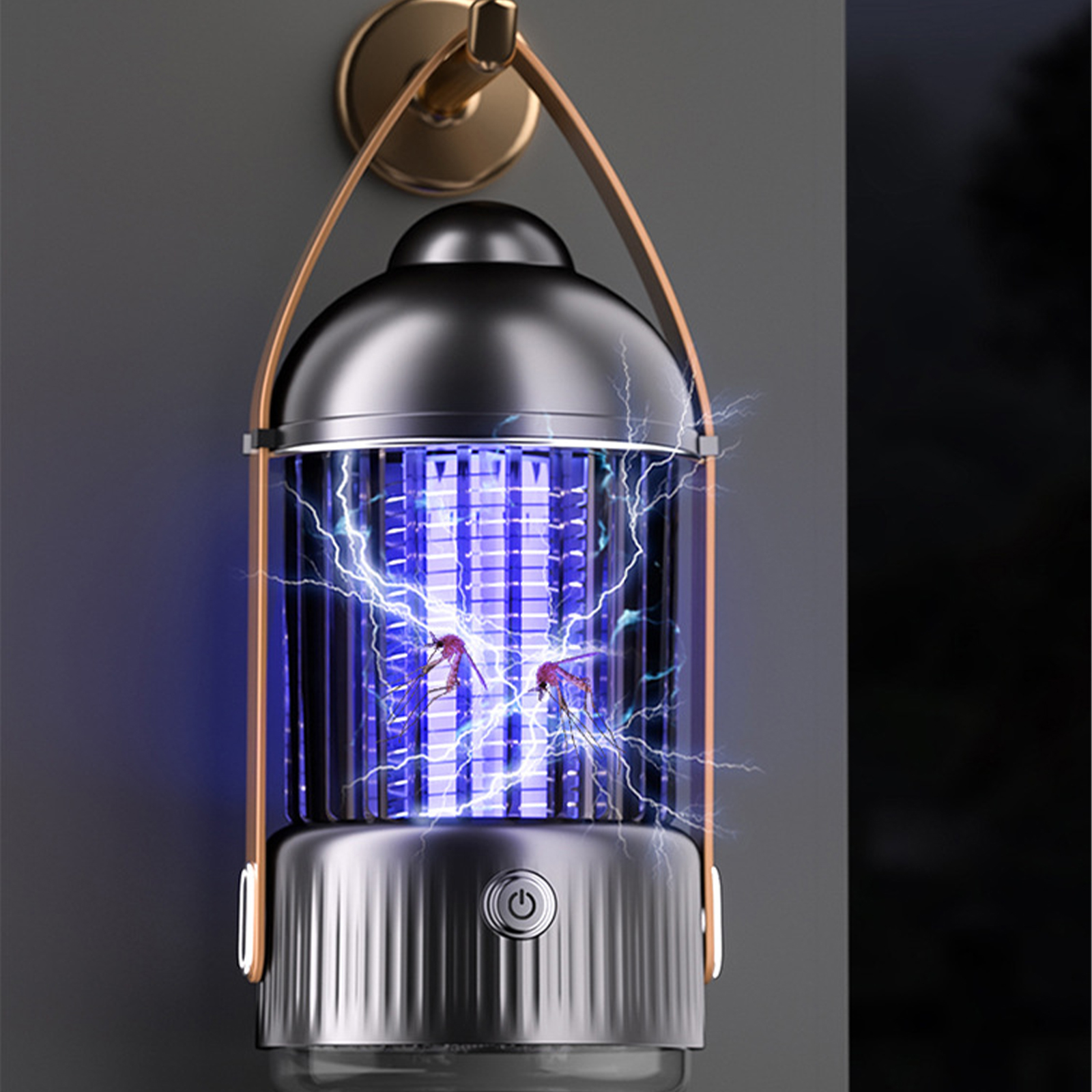 Moskitokiller-Lampe mit elektrischen Funken im Inneren, hängend an einem Haken.
