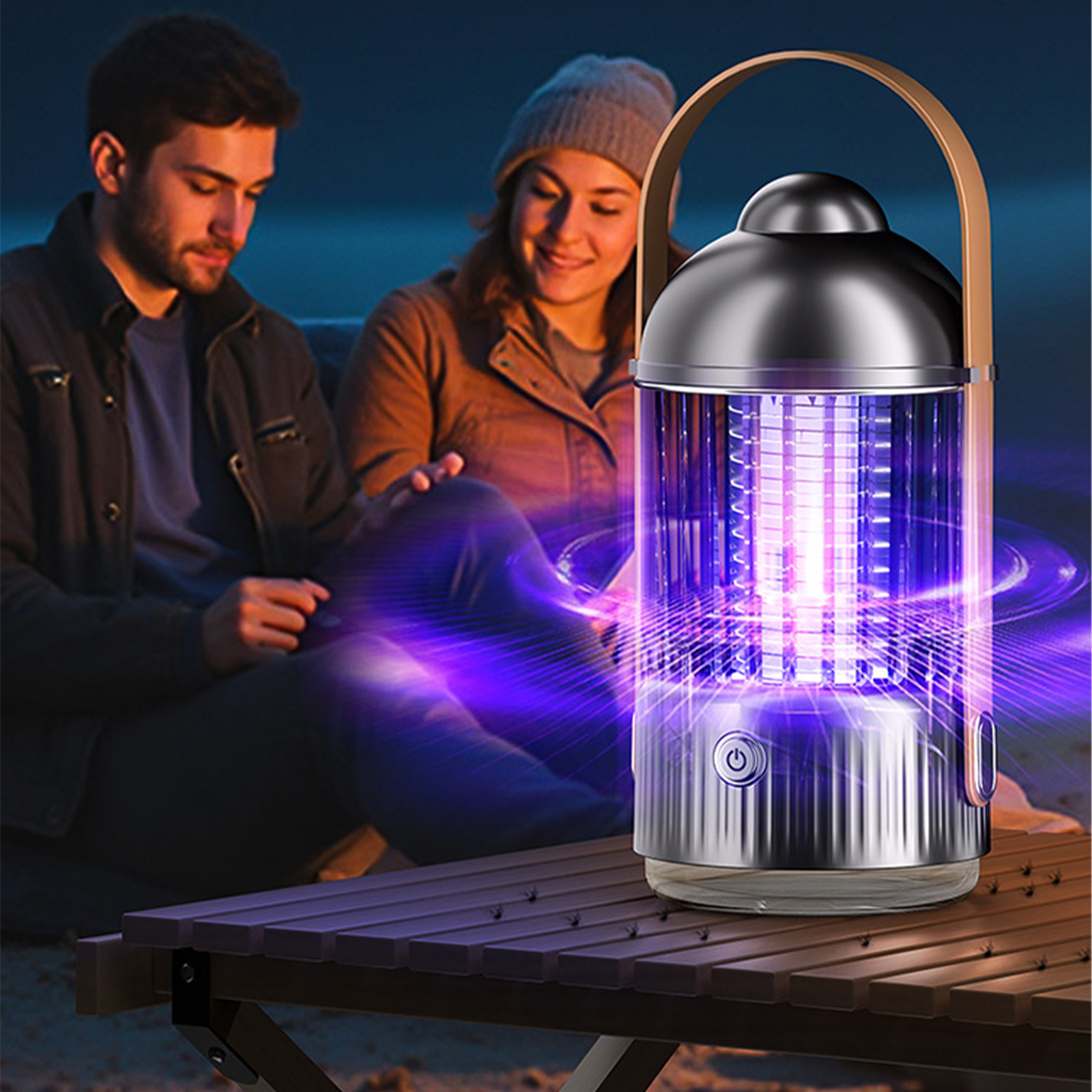 Paar sitzt in der Nähe einer Insektenvernichter-Lampe auf einem Tisch bei Nacht.