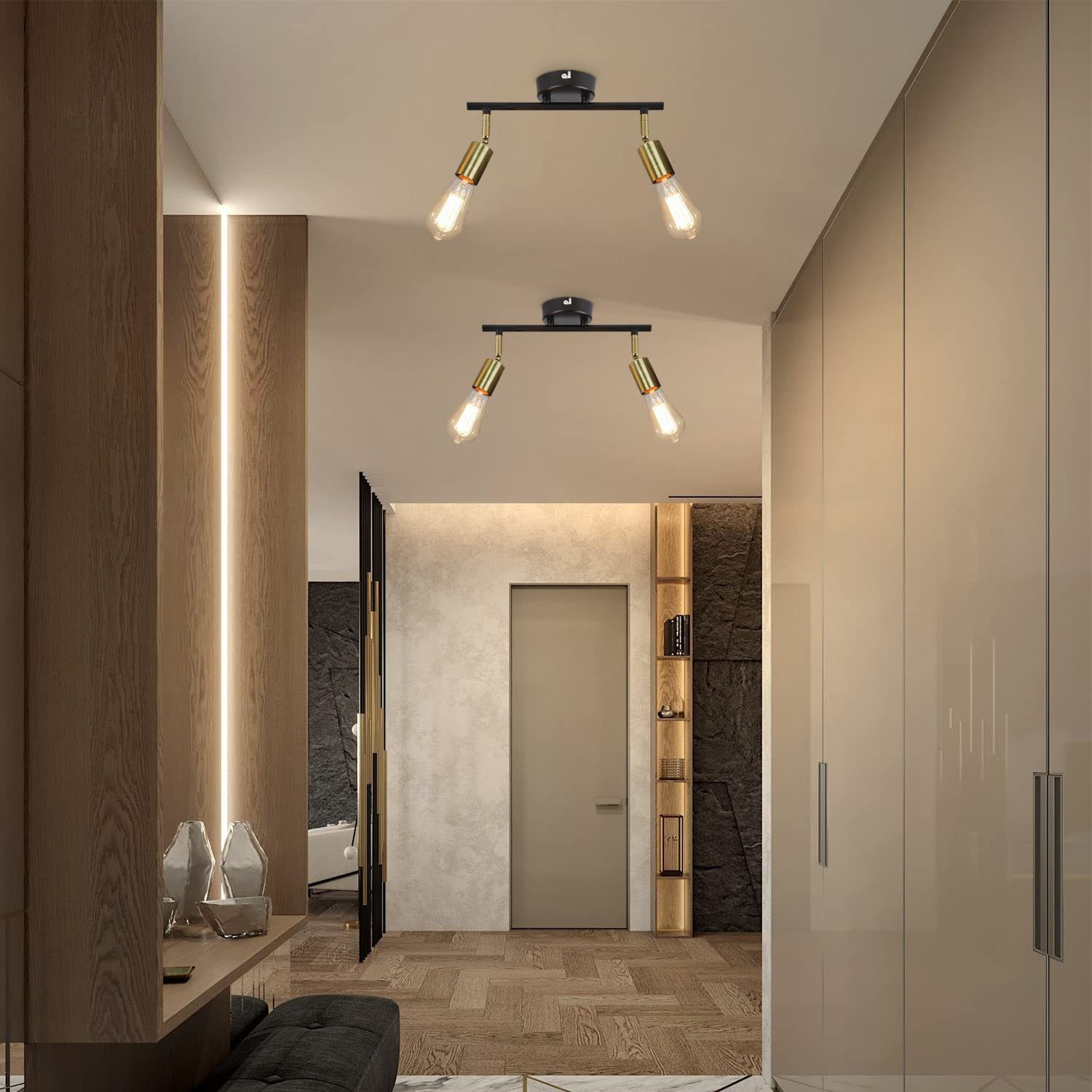 Corridoio con due serie di luci a soffitto, dettagli in legno e armadi beige. Porta scura visibile.