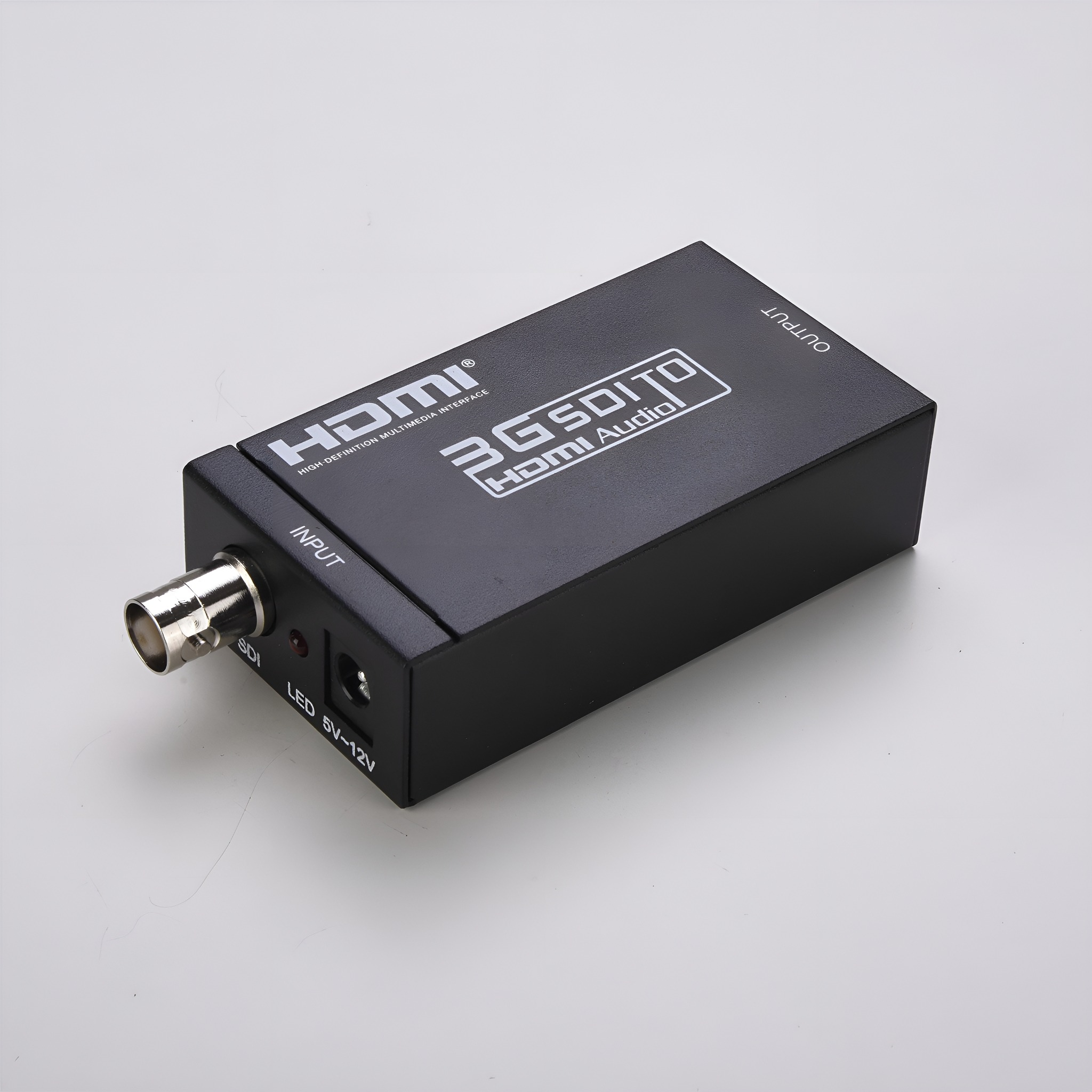 Ein schwarzer HDMI-zu-SDI-Konverter mit Eingangs- und Ausgangsanschlüssen, beschriftet mit Text und einer Power-LED.