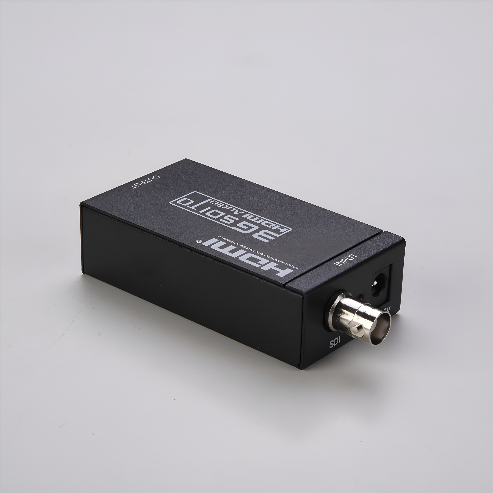 Schwarzer HDMI-zu-SDI-Konverter. Er hat HDMI- und SDI-Ein- und -Ausgänge. Ein weißer Hintergrund ist vorhanden.