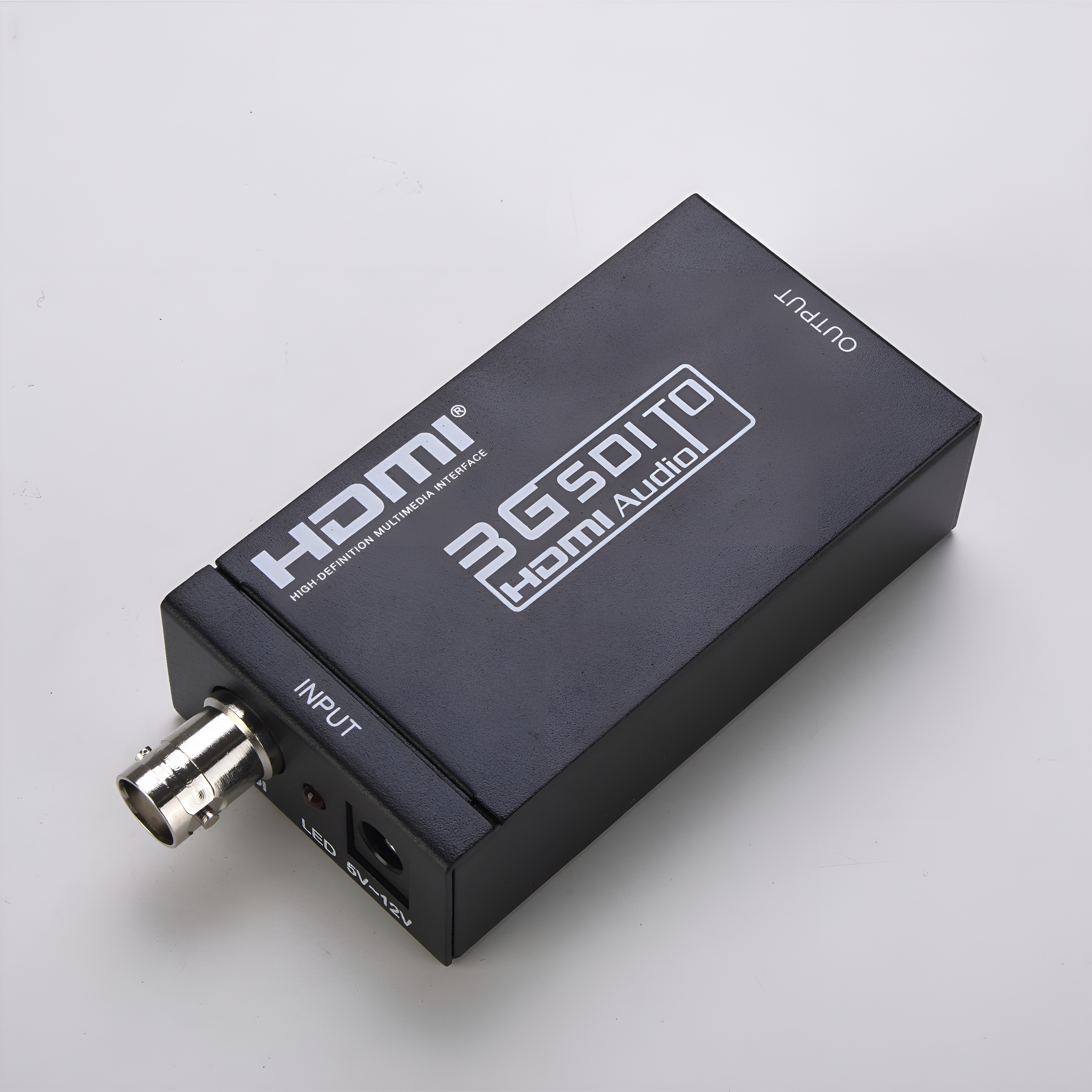 Schwarzer HDMI-zu-3G-SDI-Konverter mit Eingangs- und Ausgangsanschlüssen und einer Betriebsanzeige.
