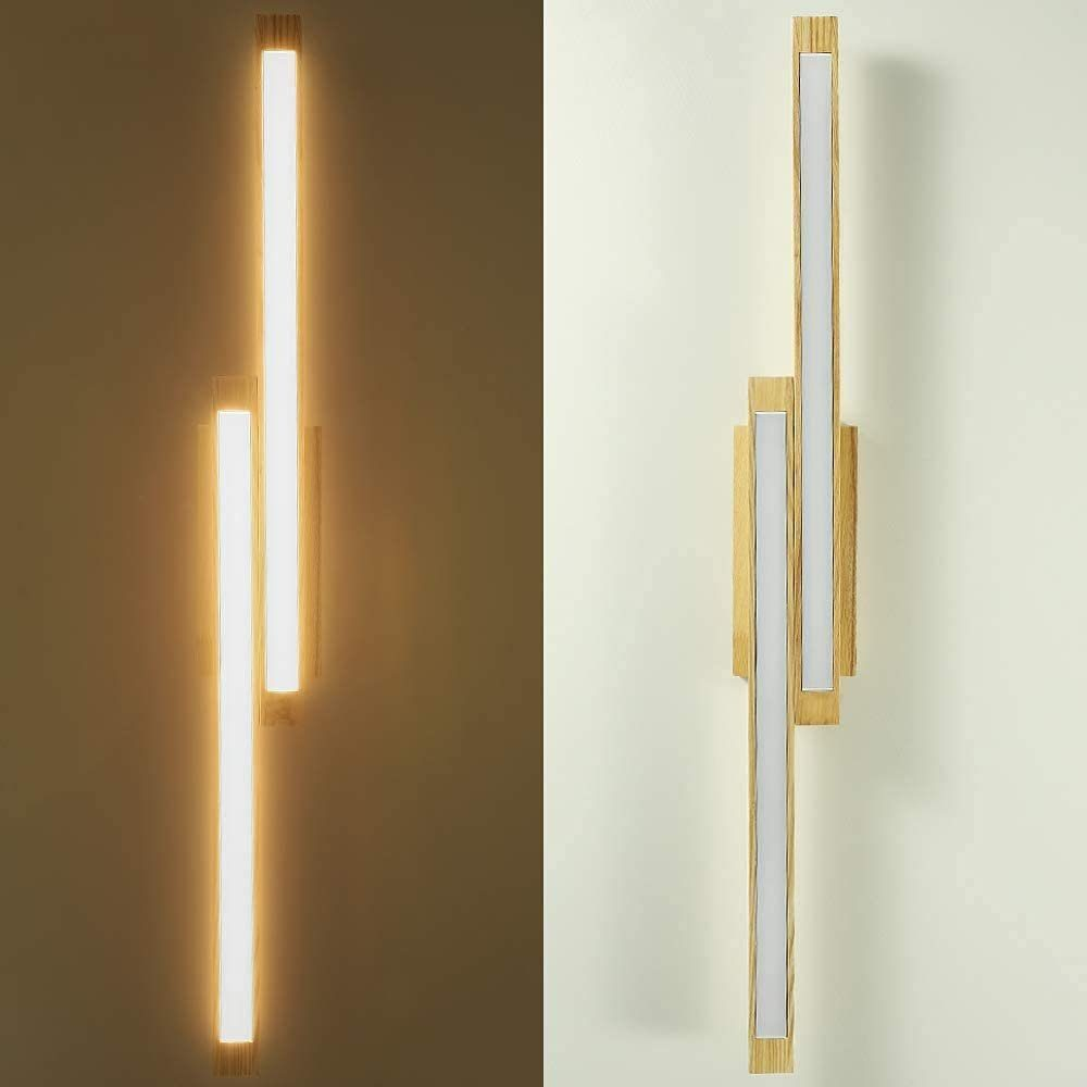 Due applique con struttura in legno e barre luminose sul muro.