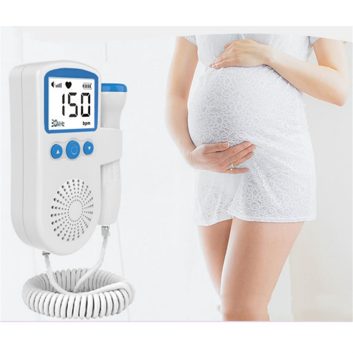 Ein fetales Dopplergerät zeigt die Herzfrequenz eines Babys, während eine Frau ihren Bauch hält.