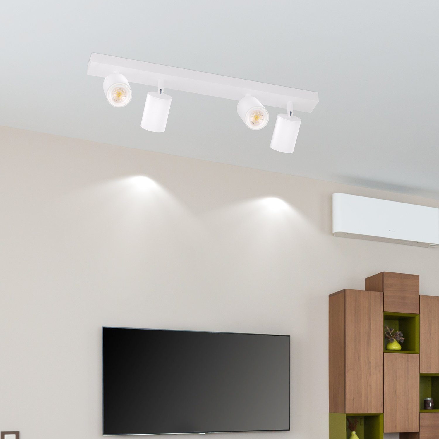 Faretti da soffitto bianchi con quattro luci regolabili, su un soffitto bianco.