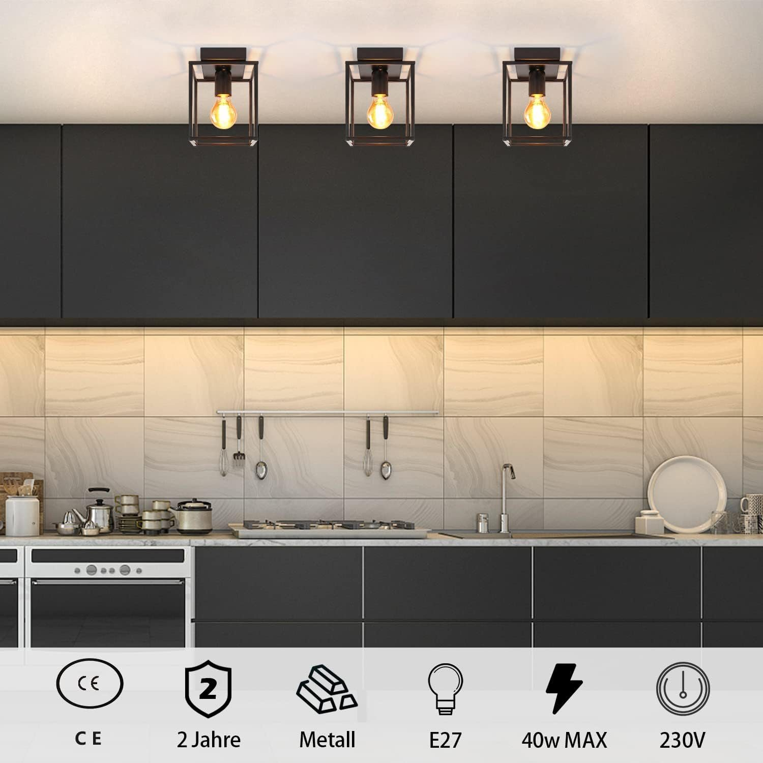 Tre plafoniere quadrate nere con una lampadina visibile. Sono in un ambiente cucina.