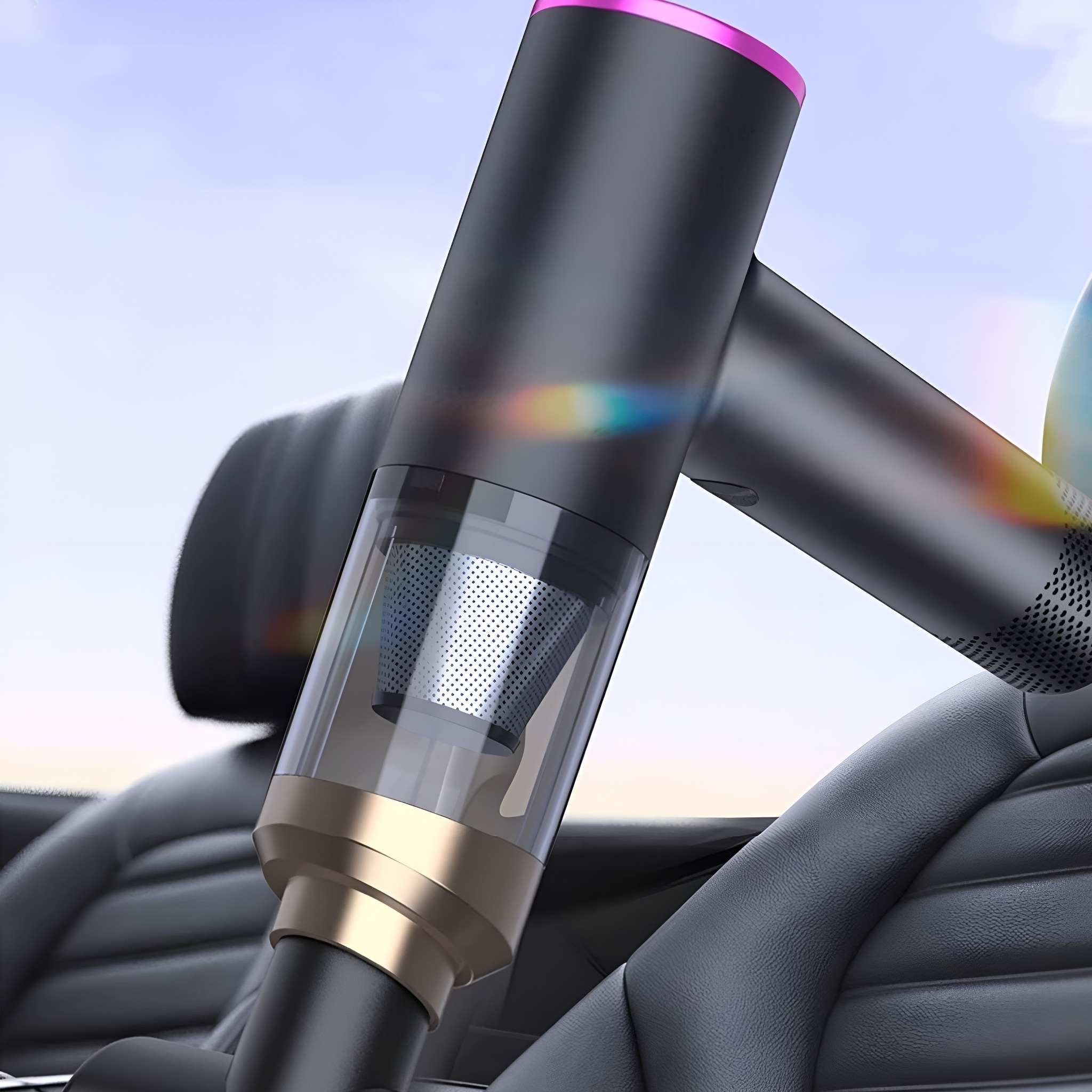 Ein schwarzer Handstaubsauger in einem Auto. Der Staubsauger hat einen durchsichtigen Staubbehälter und einen rosa Akzent.