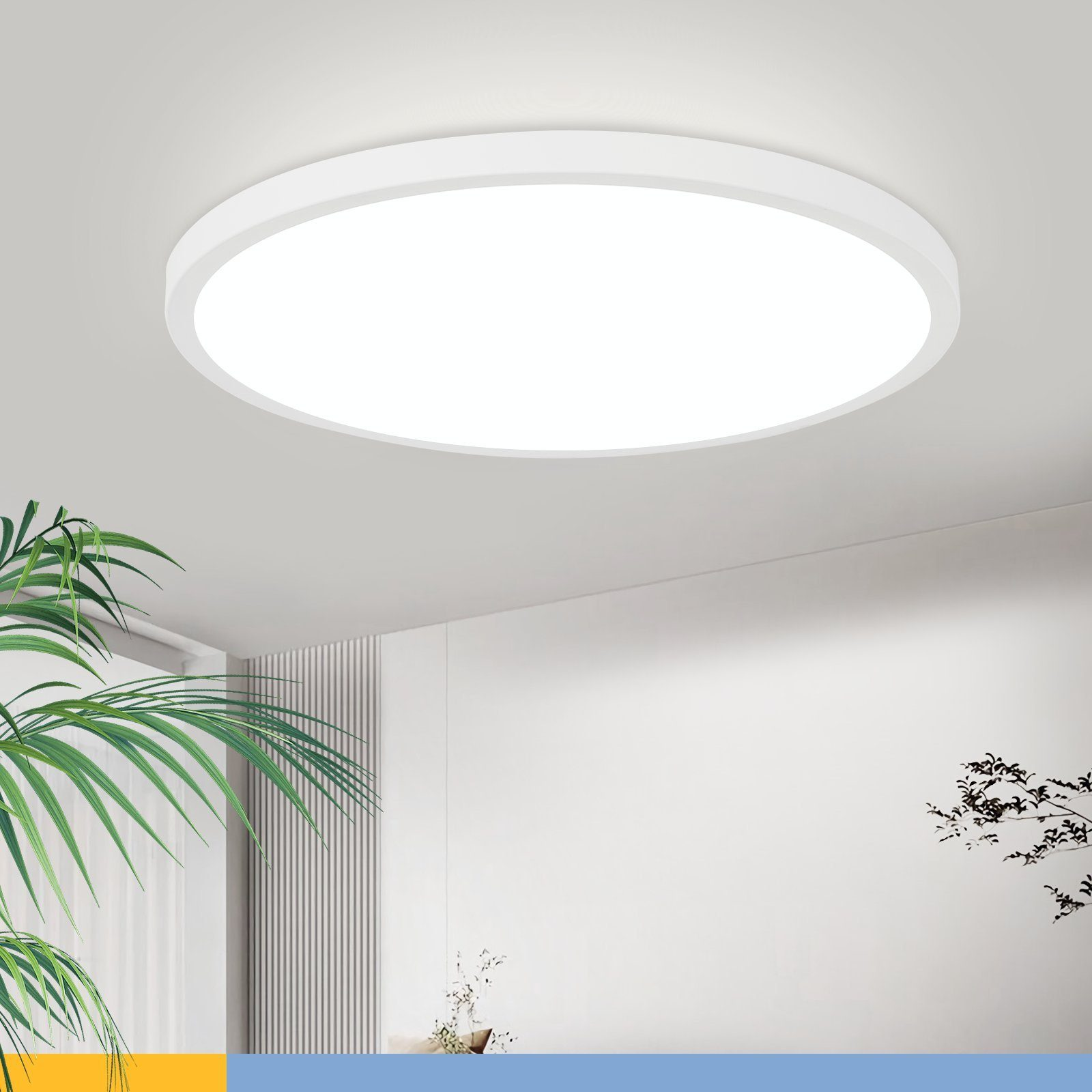 Una plafoniera rotonda bianca installata su un soffitto bianco, con piante verdi in primo piano.