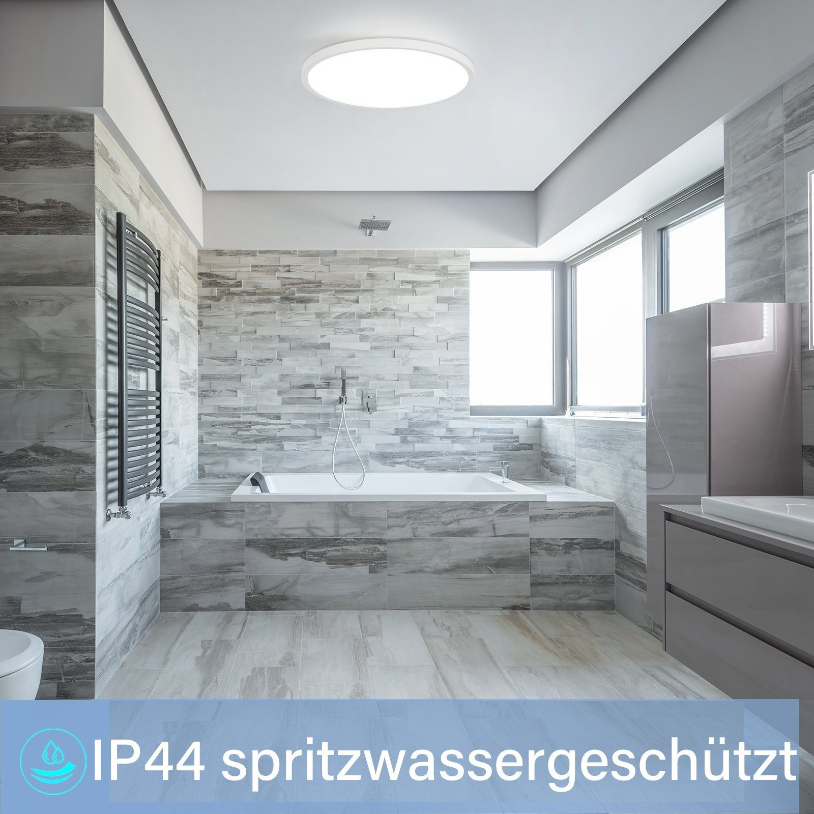 Bagno moderno con piastrelle grigie, vasca da bagno e plafoniera bianca. Testo sulla protezione dall'acqua.