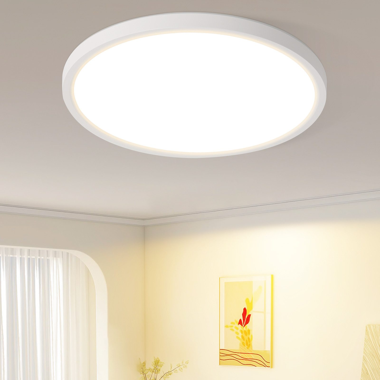 Lampada da soffitto rotonda e bianca che emette luce intensa, installata in una stanza con un quadro sulla parete.