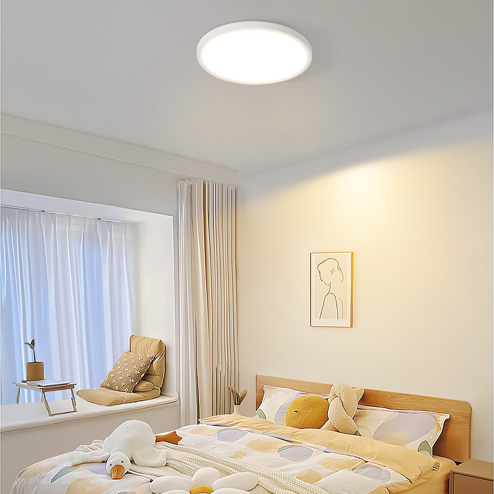 Luce da soffitto bianca in una camera da letto. La stanza ha una finestra, tende e un letto.