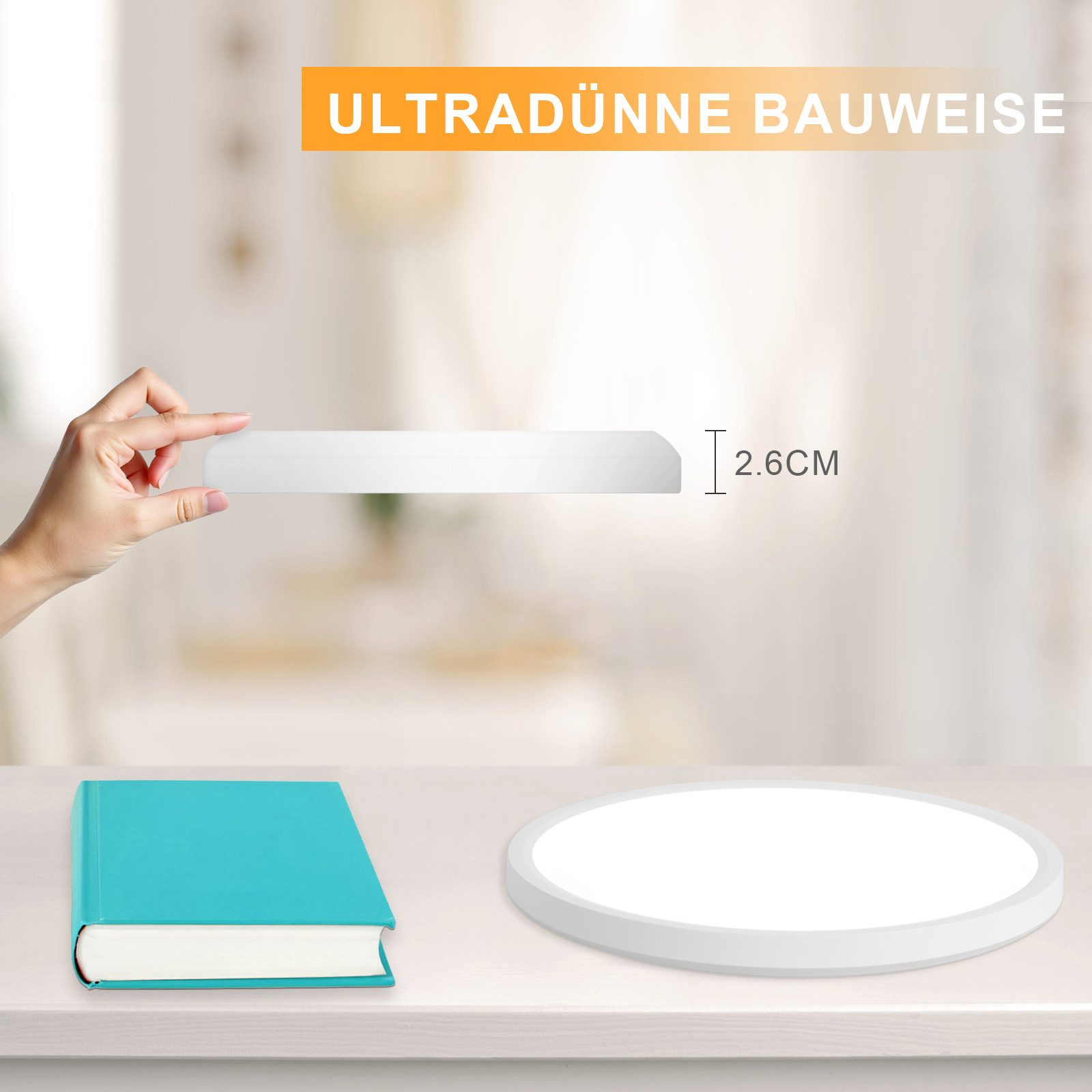 Una mano tiene una sottile luce LED. Un libro e una plafoniera sul tavolo.