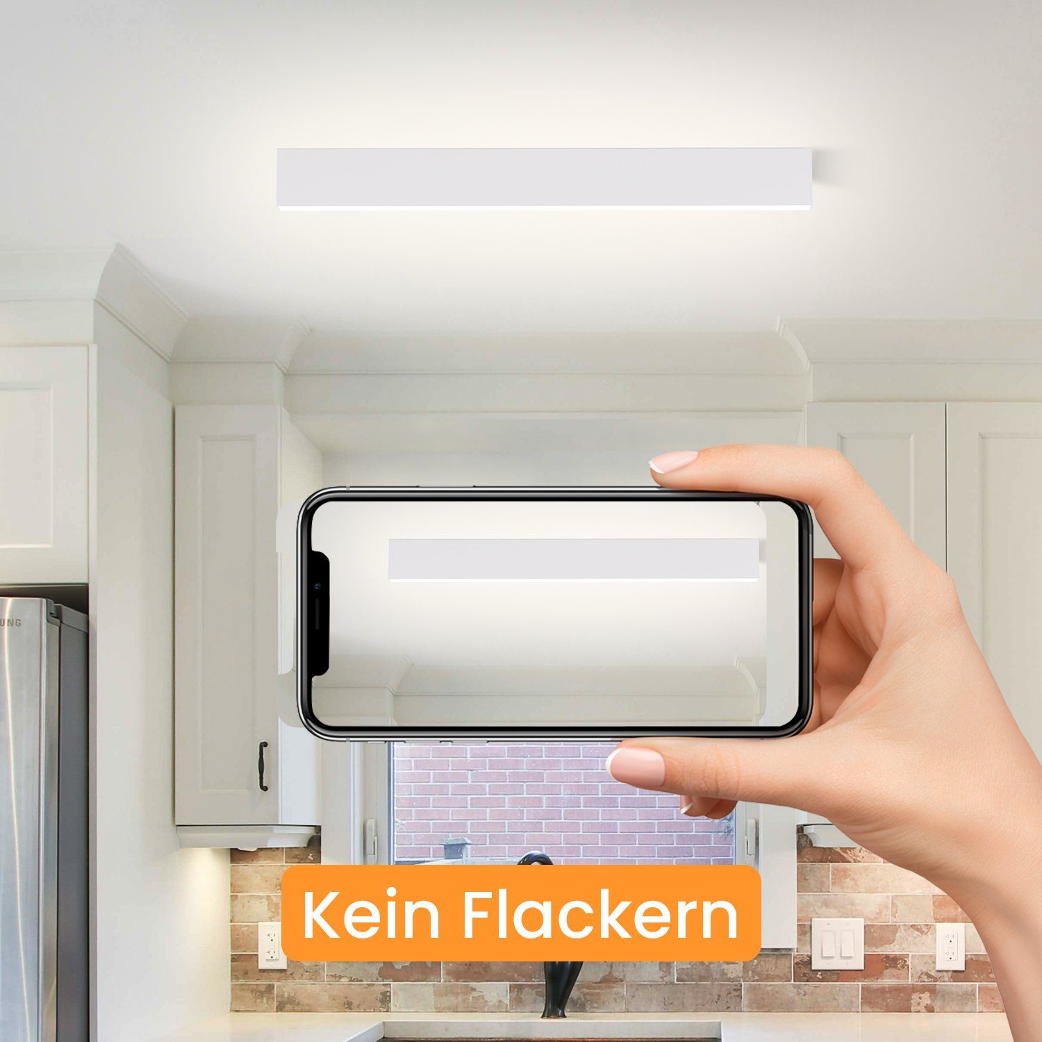 Hand hält Telefon. Deckenleuchte wird auf dem Bildschirm des Telefons gezeigt. Ziegelmauer im Hintergrund.