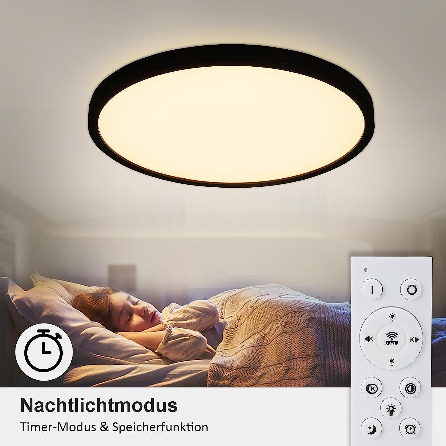 Un bambino che dorme sotto una coperta. Una luce da soffitto rotonda è sopra, un telecomando è nel telaio.
