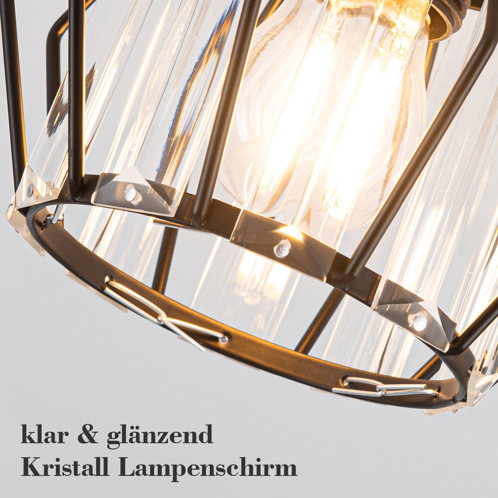 Primo piano di un lampadario in metallo nero con aste di vetro e una lampadina accesa.