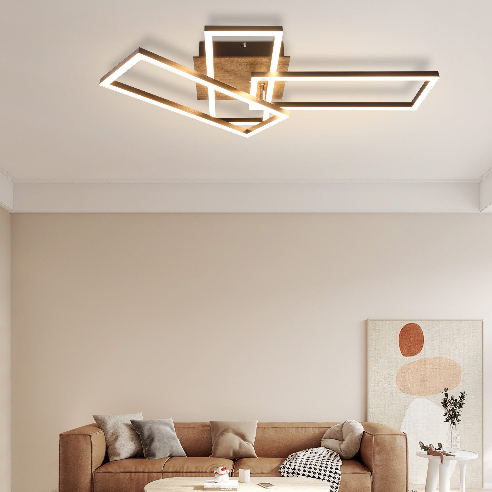 Nowoczesny salon z brązową sofą, abstrakcyjną sztuką i geometrycznymi lampami sufitowymi.