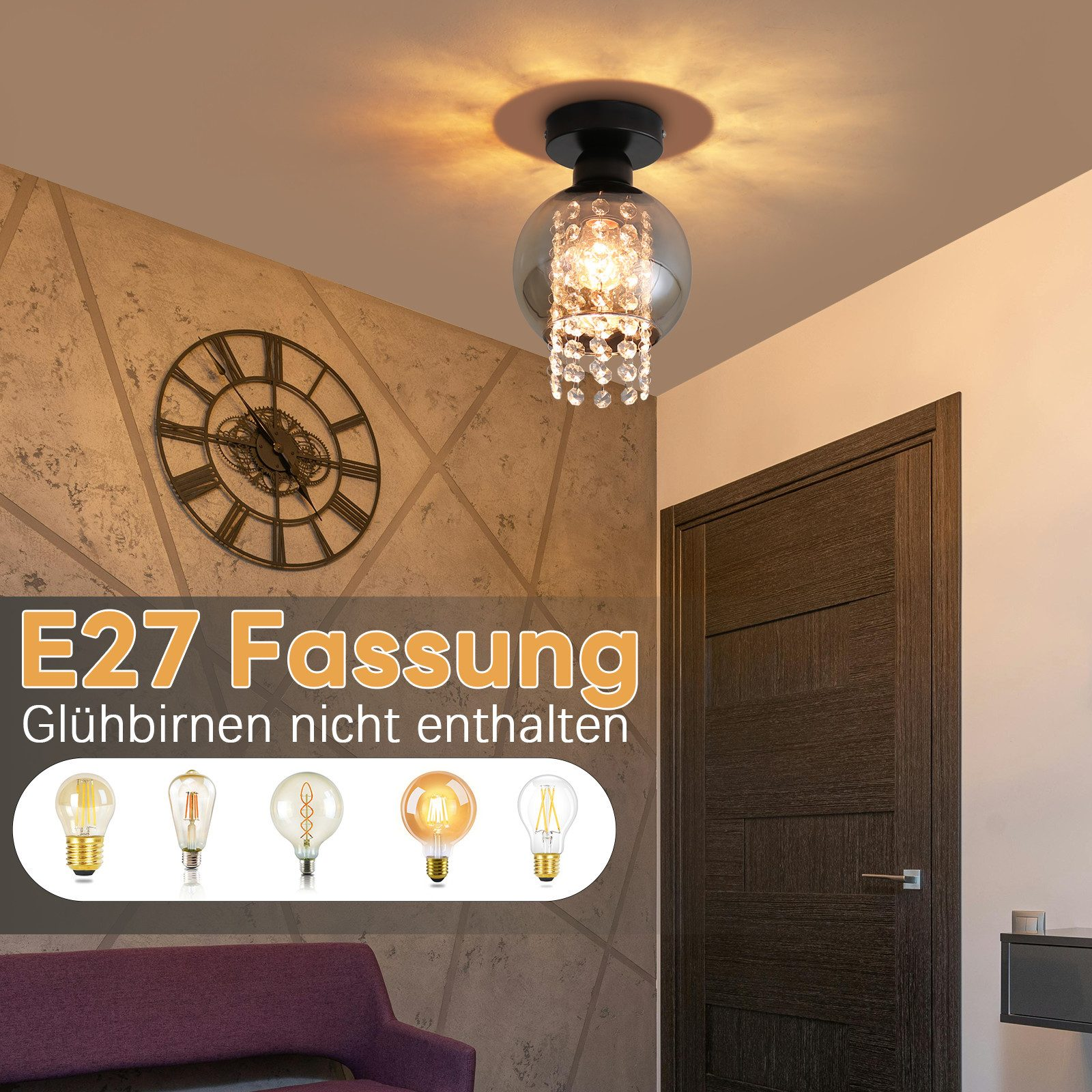 Una lampada da soffitto con paralume di cristallo. Ci sono diverse lampadine in basso.